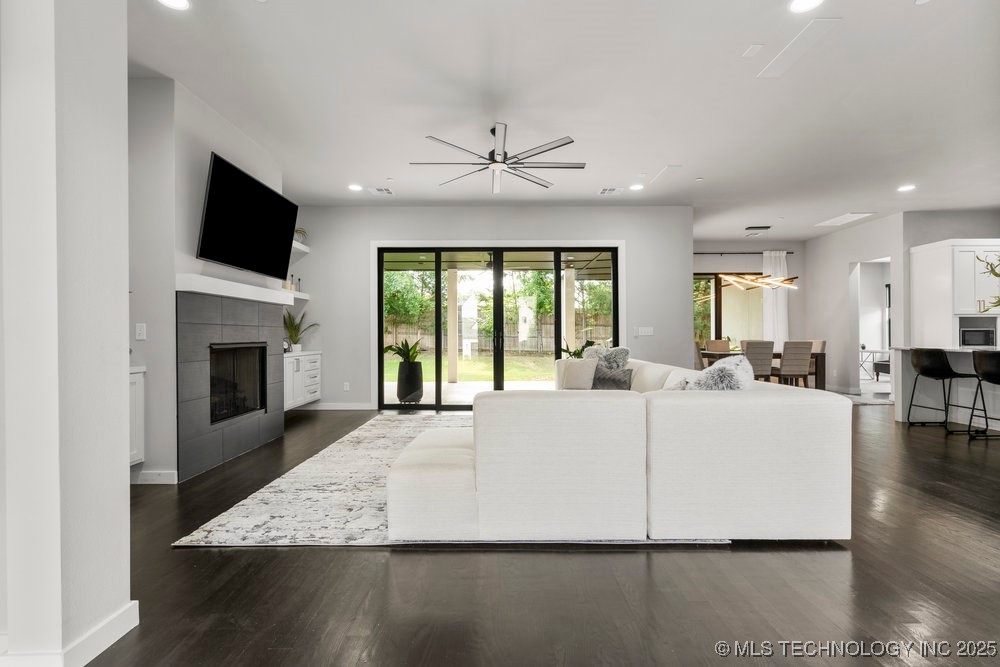 7405 S Chestnut Avenue Property Photo 7