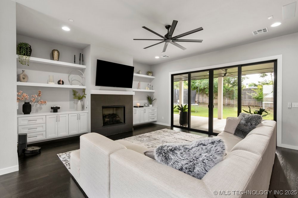 7405 S Chestnut Avenue Property Photo 10