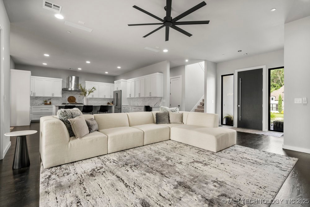 7405 S Chestnut Avenue Property Photo 12