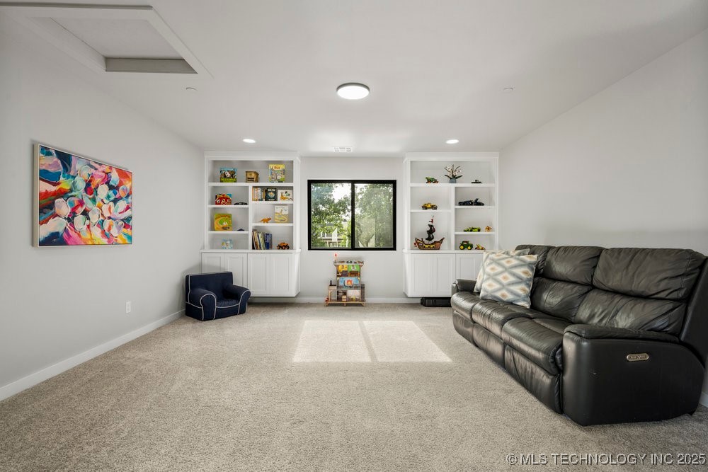 7405 S Chestnut Avenue Property Photo 39