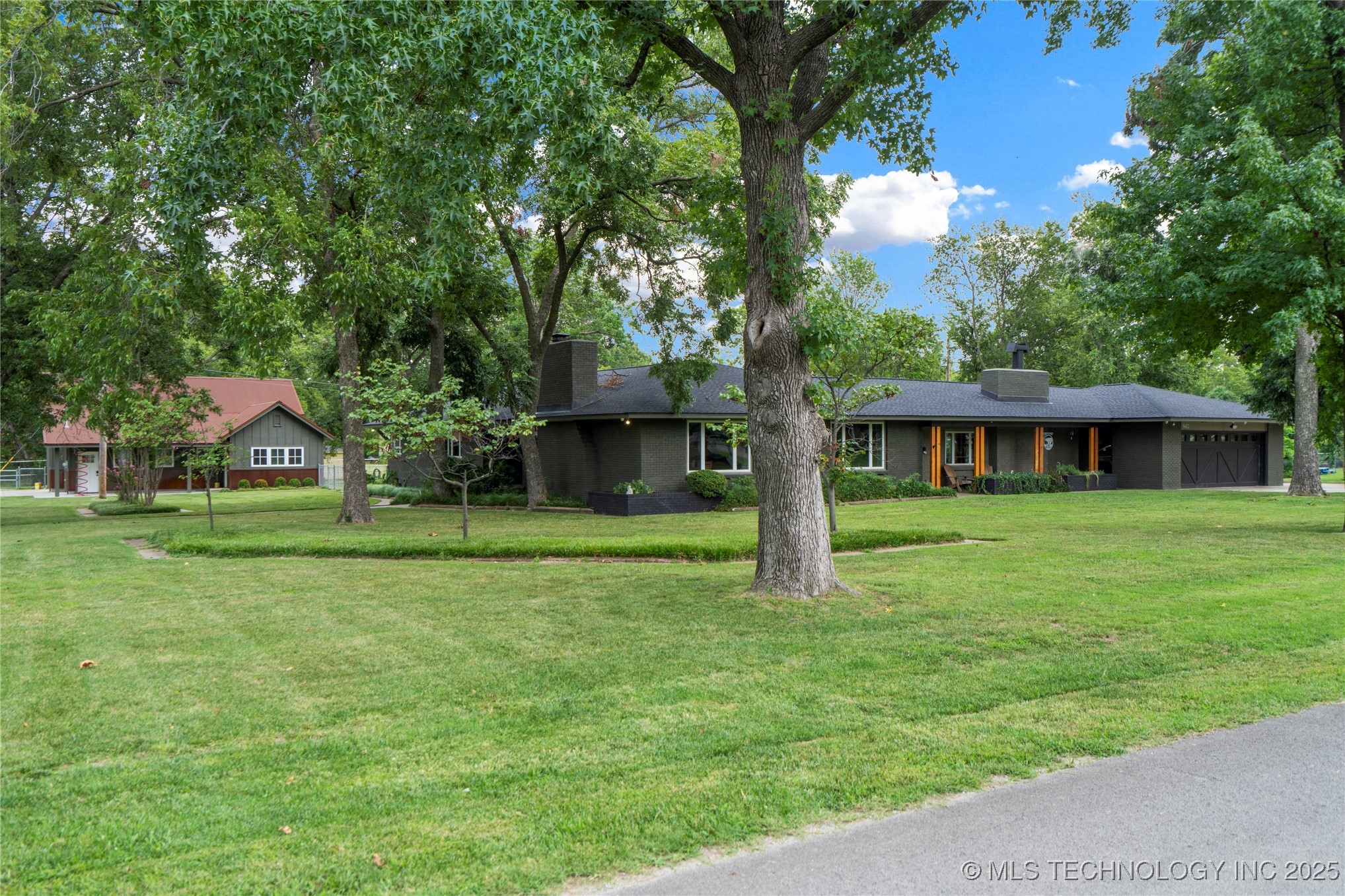 9402 E 16th Street Property Photo 2