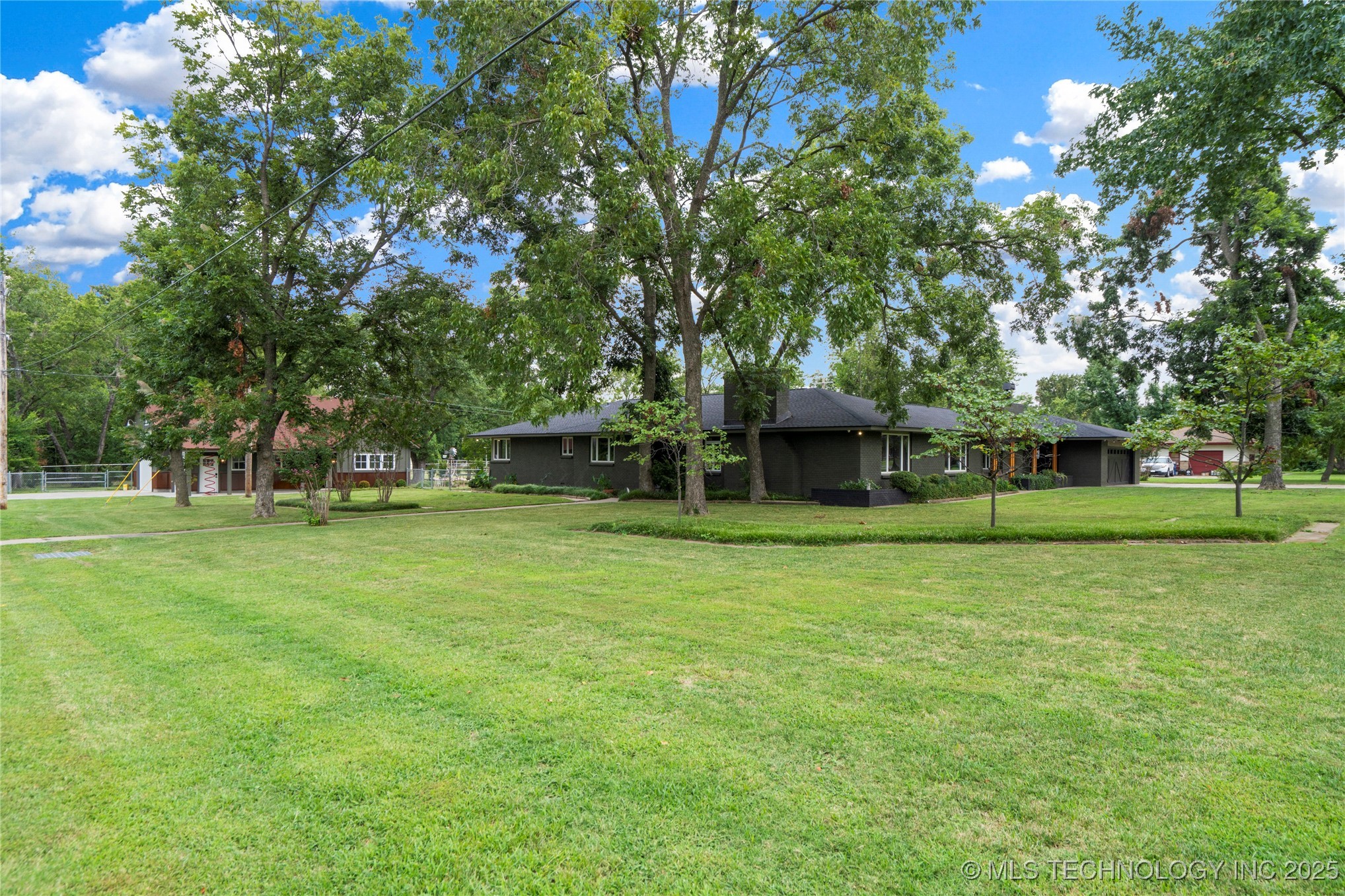 9402 E 16th Street Property Photo 3