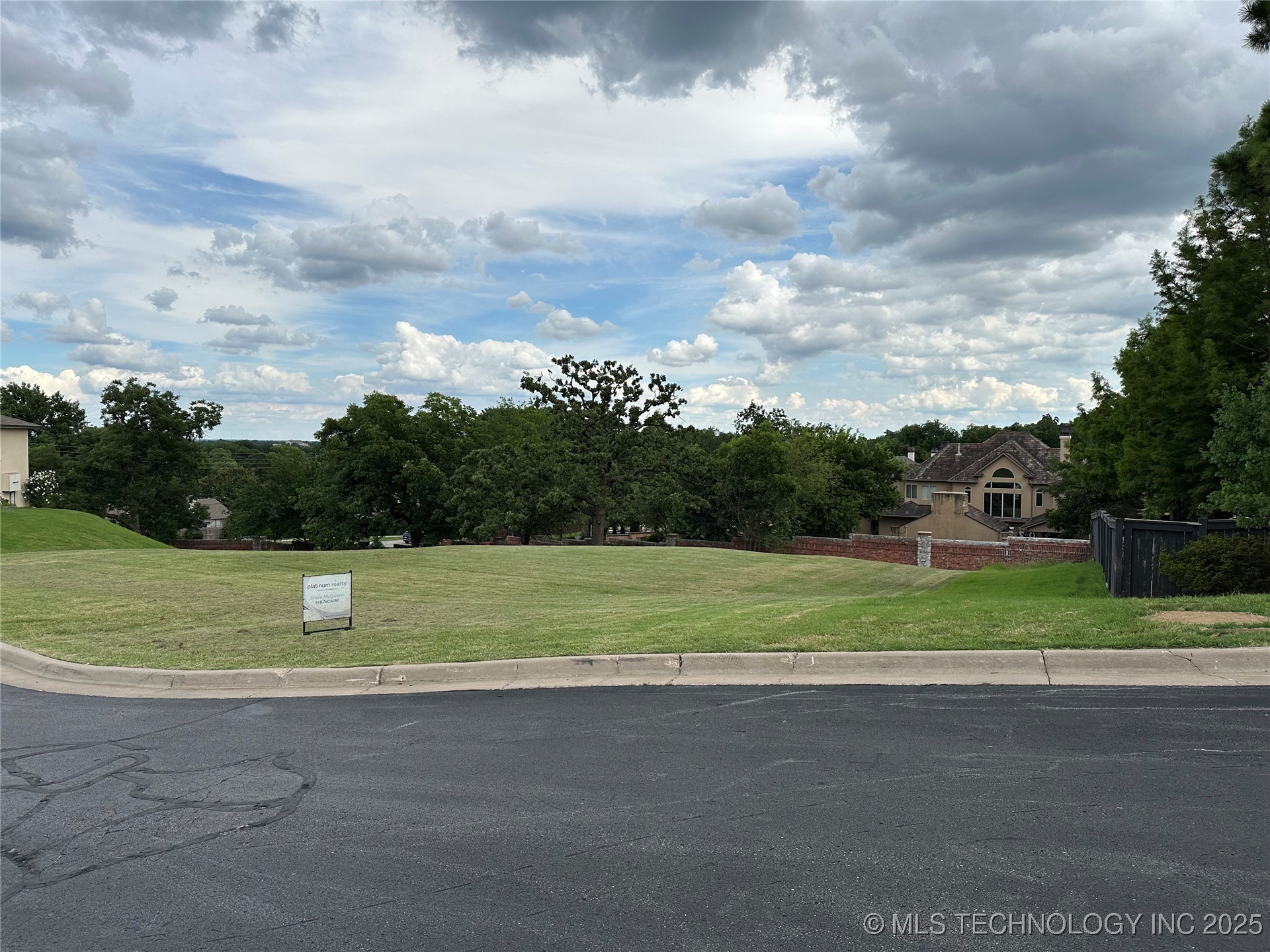 E 85th Court Property Photo 4