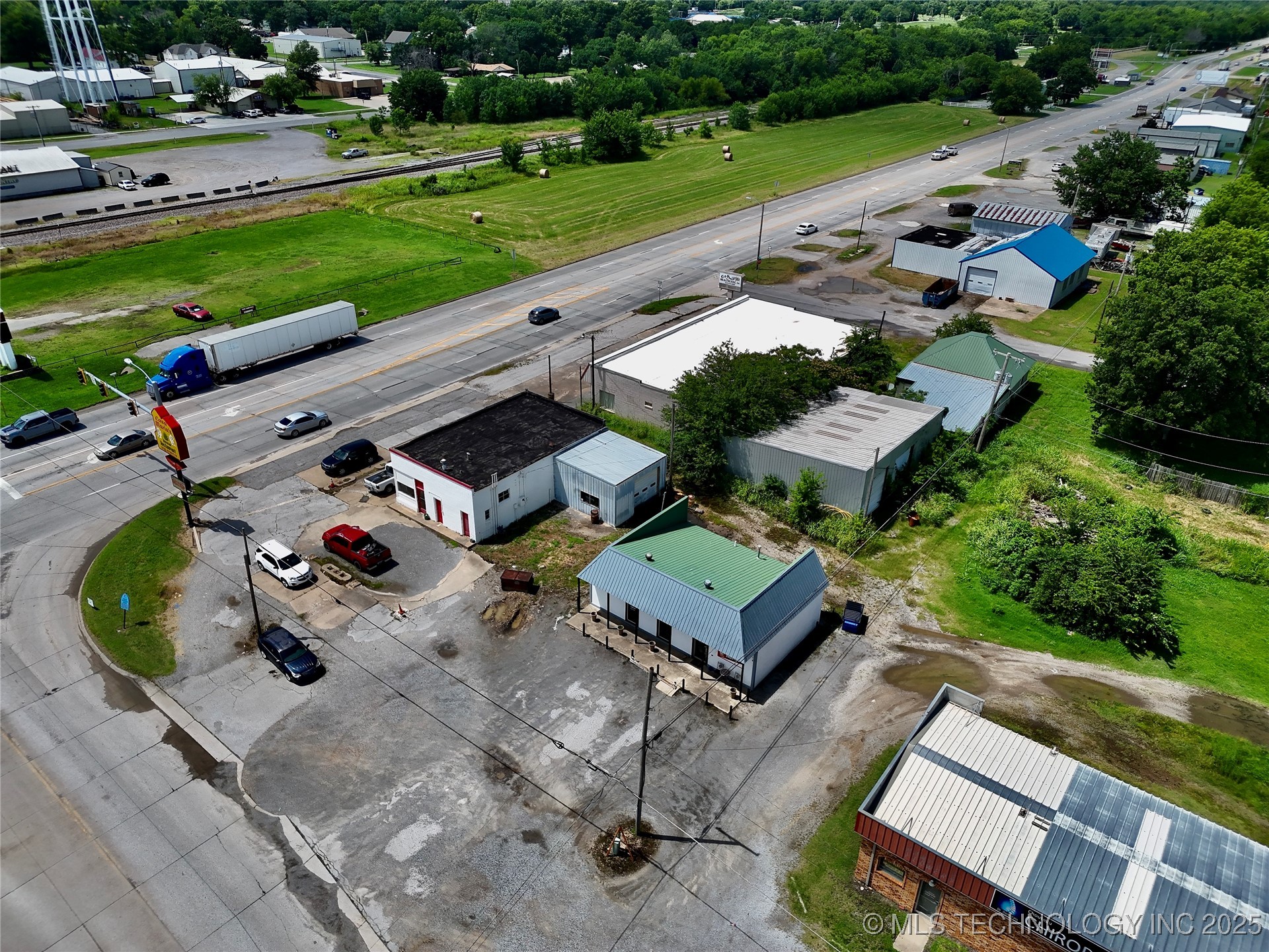 102 N Chouteau Property Photo 2