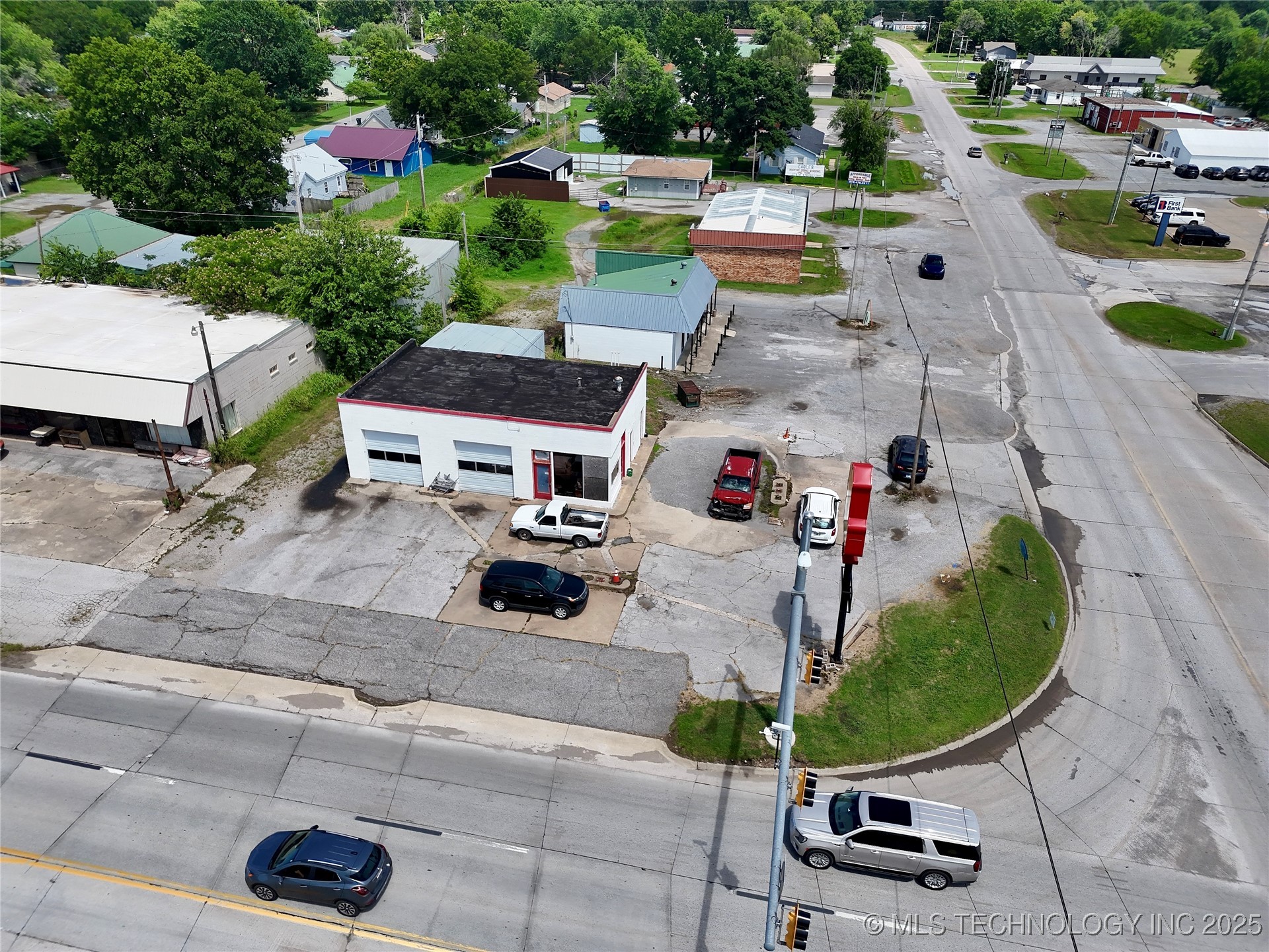 102 N Chouteau Property Photo 4