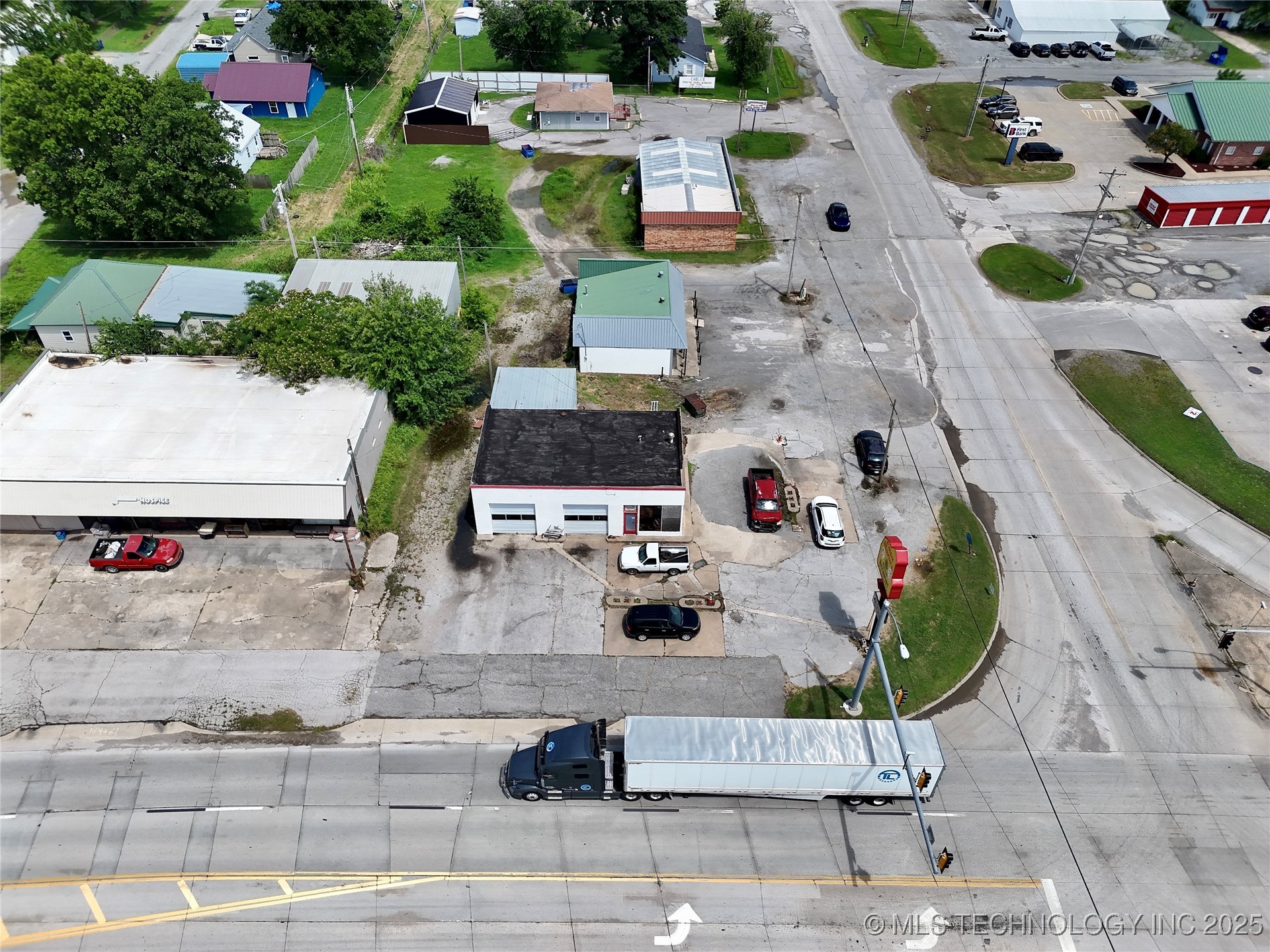 102 N Chouteau Property Photo 6