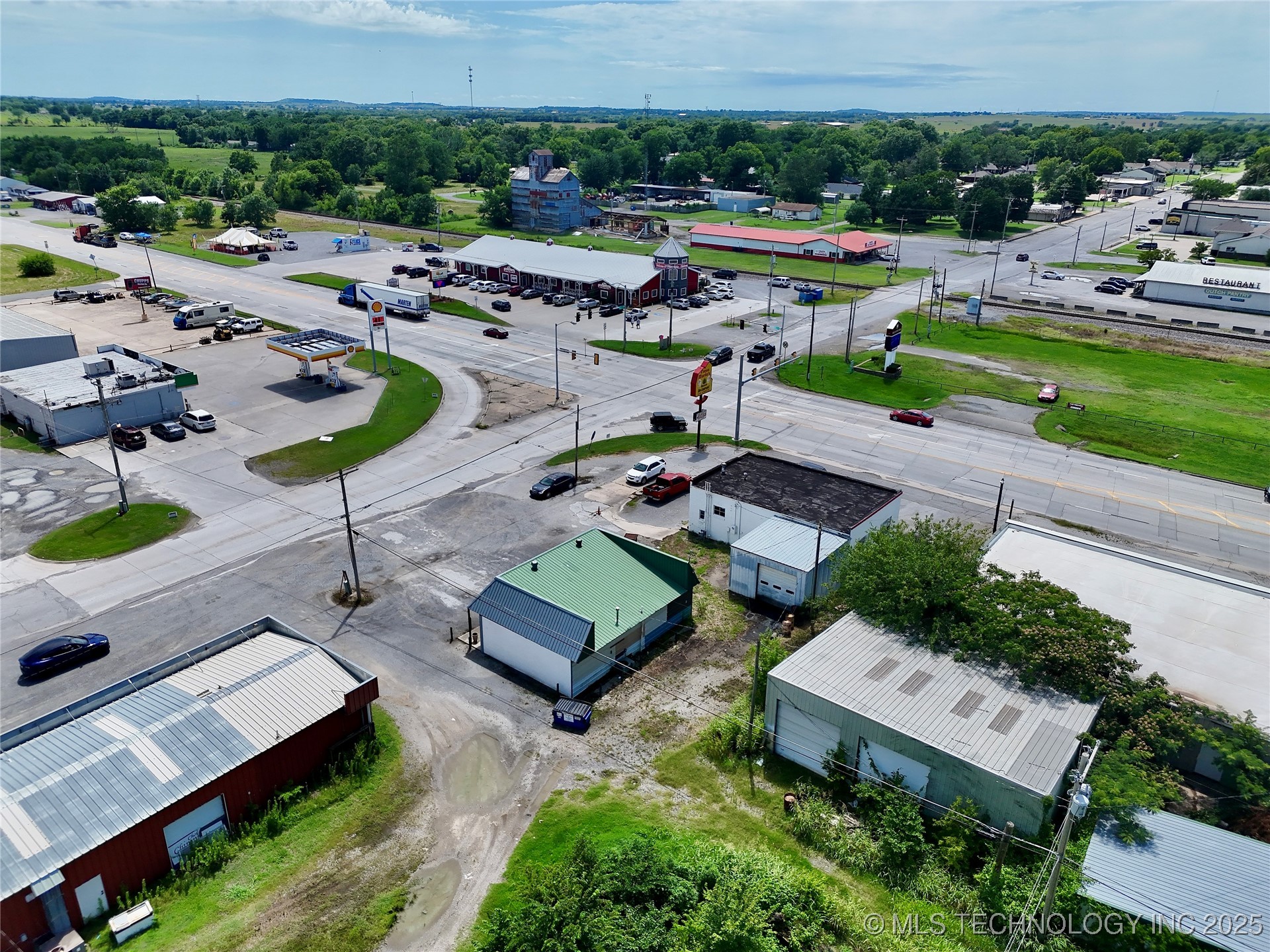 102 N Chouteau Property Photo 9