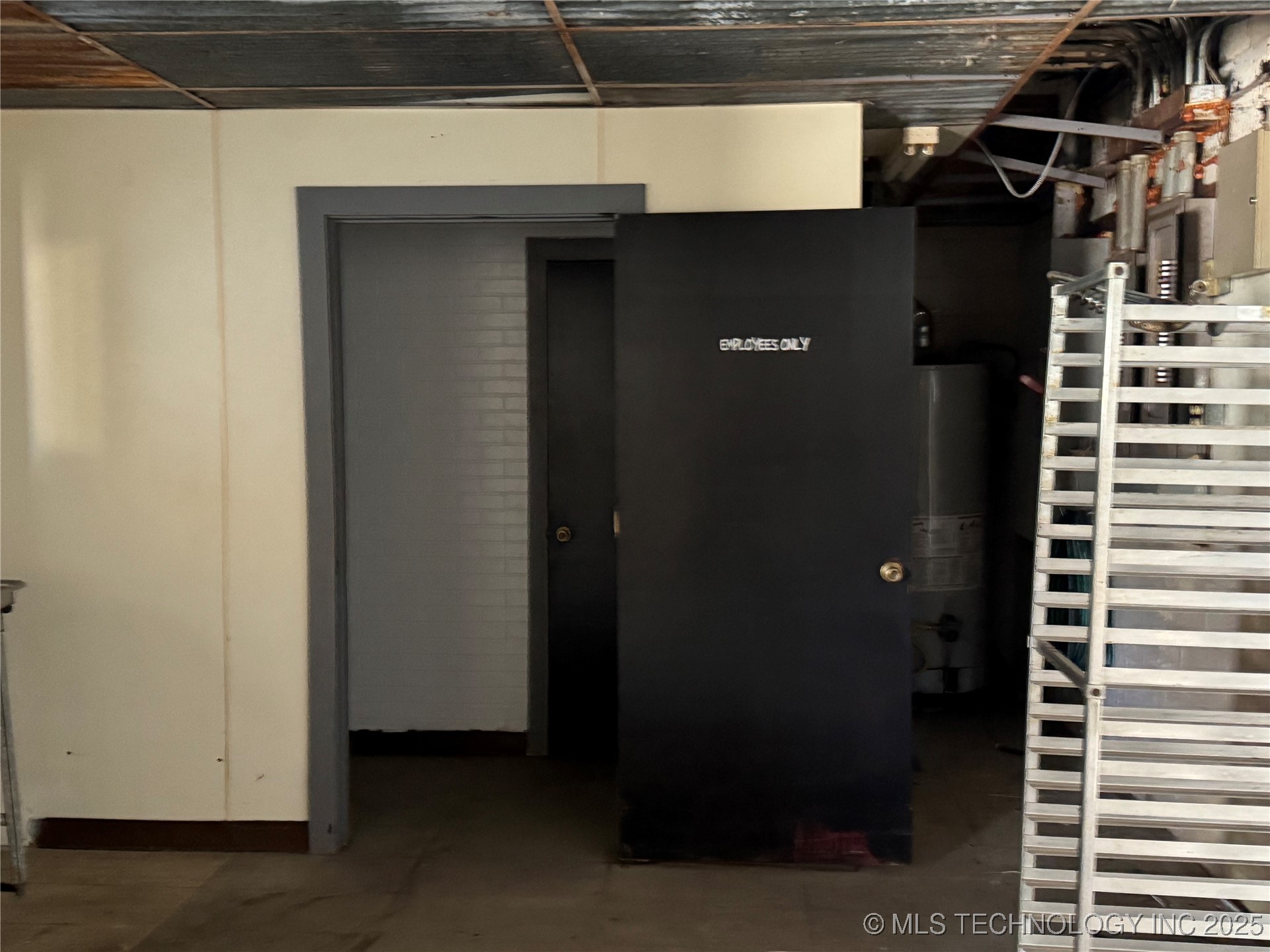 721 W 7th Street Property Photo 9