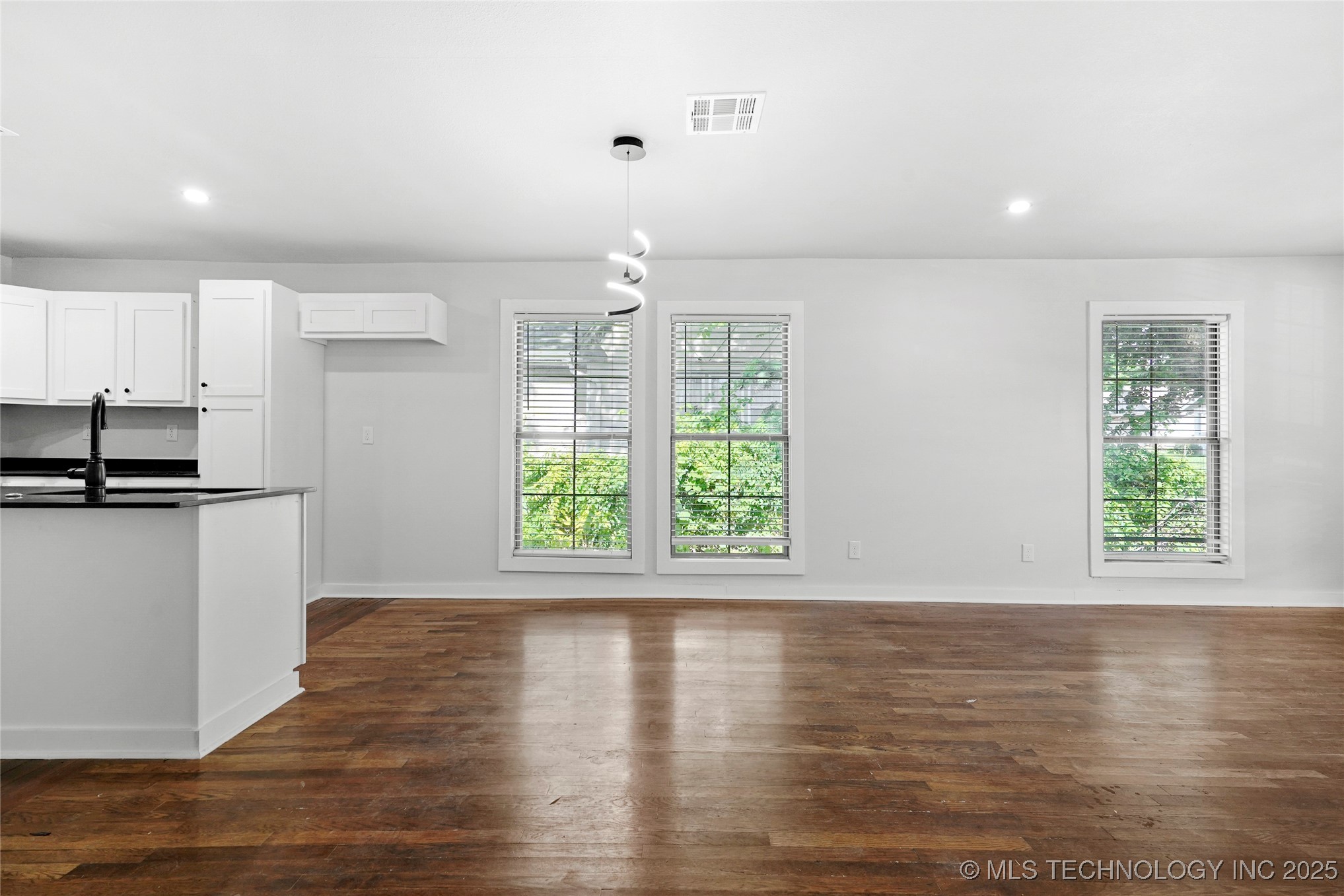 2052 E 12th Place Property Photo 6