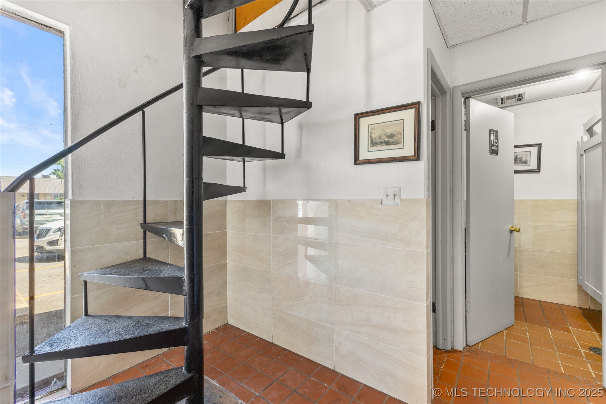 310 W Paul Property Photo 11