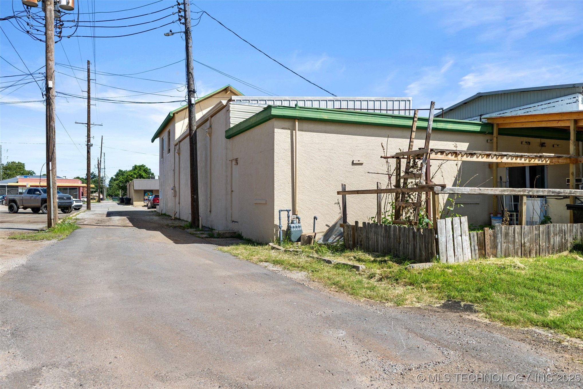 310 W Paul Property Photo 37