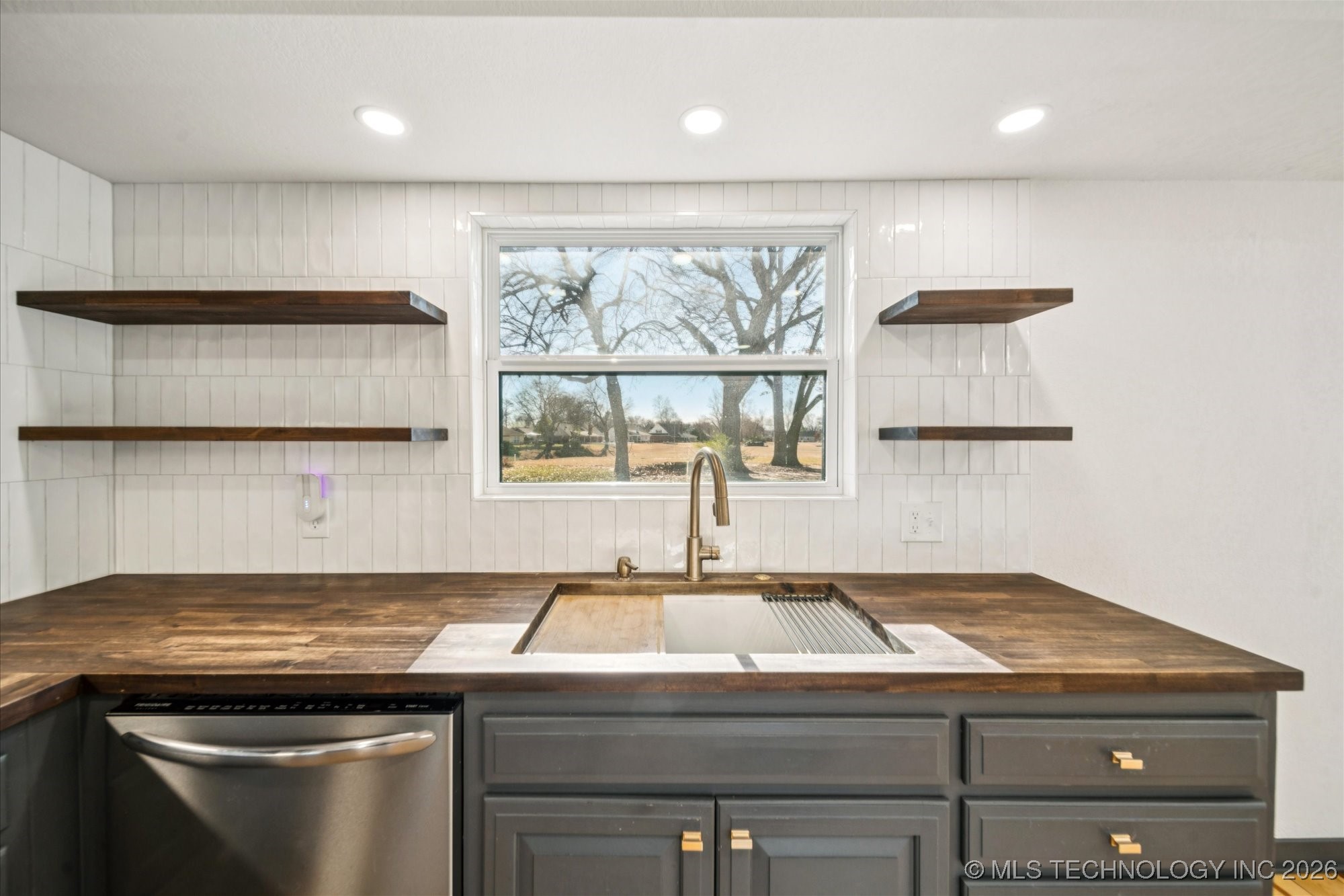 305 Fairway Drive Property Photo 4