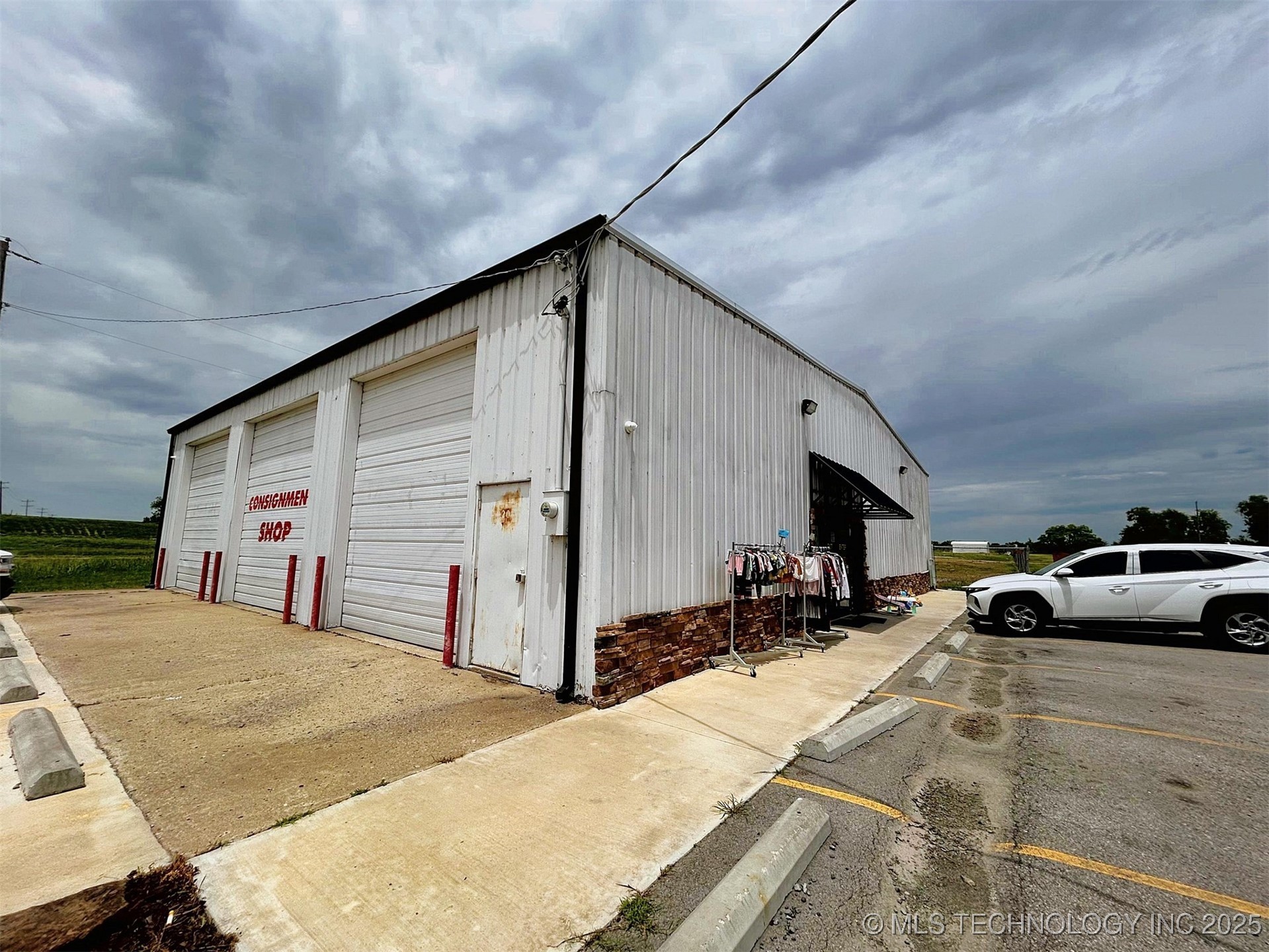 120 W Peak Boulevard Property Photo 3