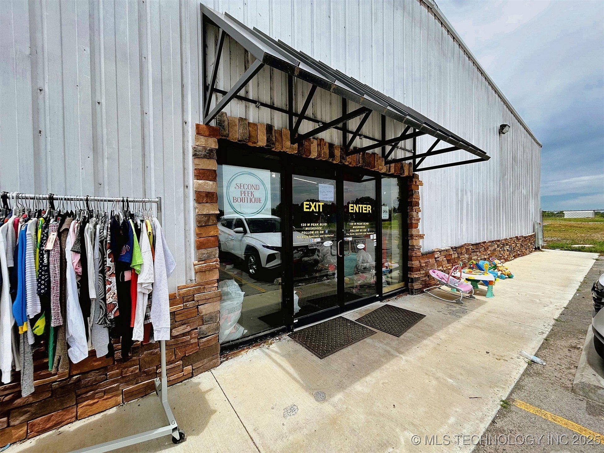 120 W Peak Boulevard Property Photo 4