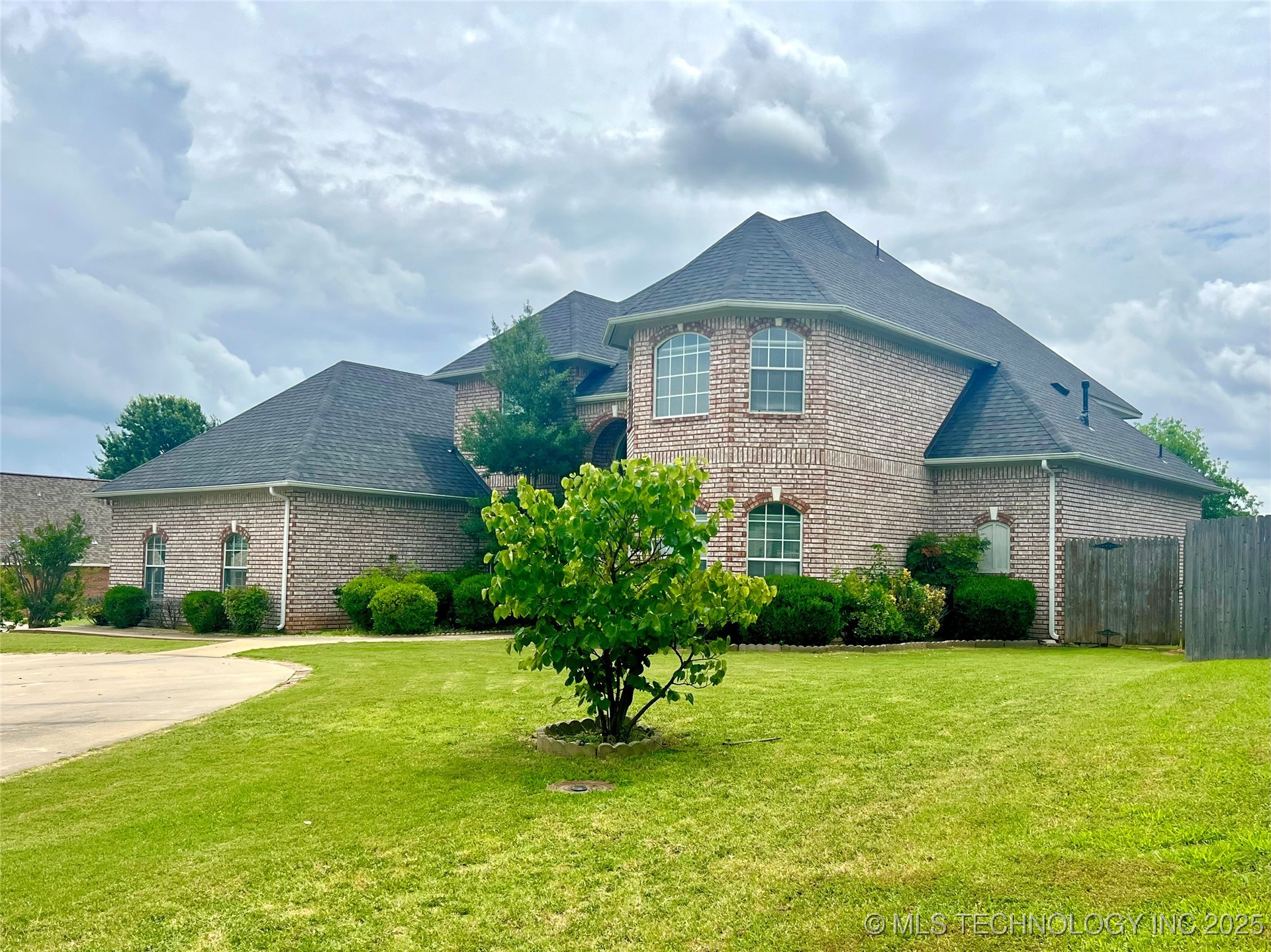 3700 Shefield Avenue Property Photo 3