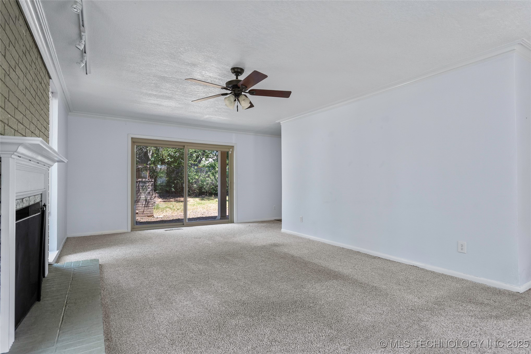 2222 Cloverleaf Place Property Photo 4