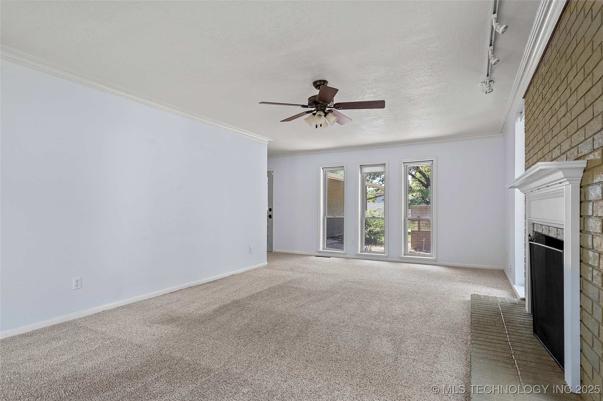 2222 Cloverleaf Place Property Photo 5