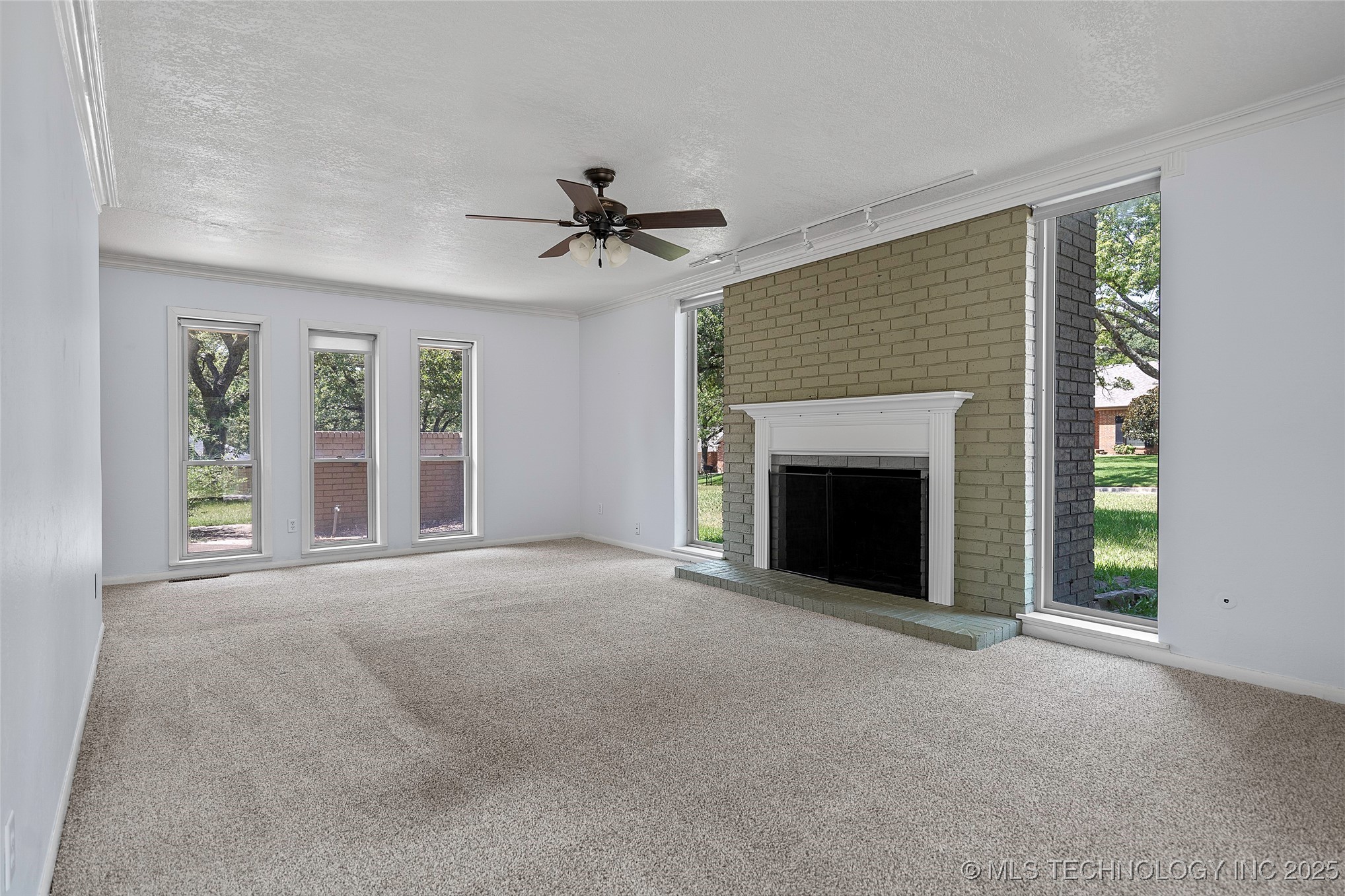 2222 Cloverleaf Place Property Photo 6