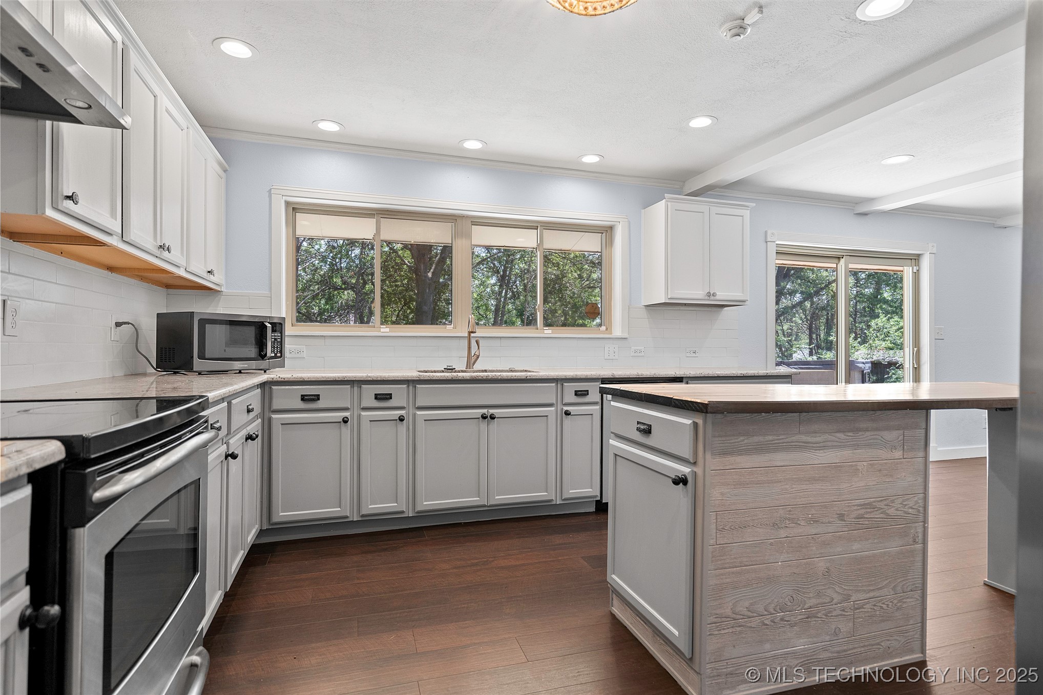 2222 Cloverleaf Place Property Photo 9