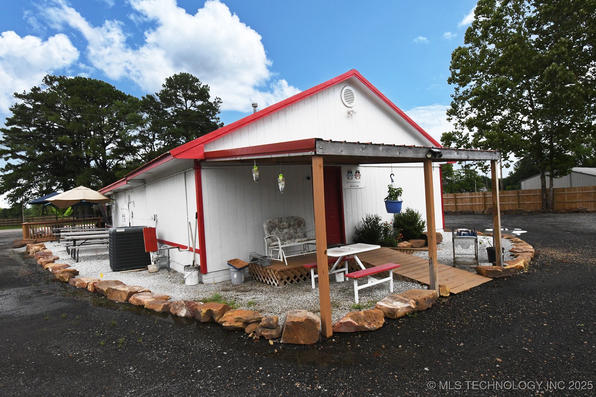 513 E Schley Street Property Photo 39