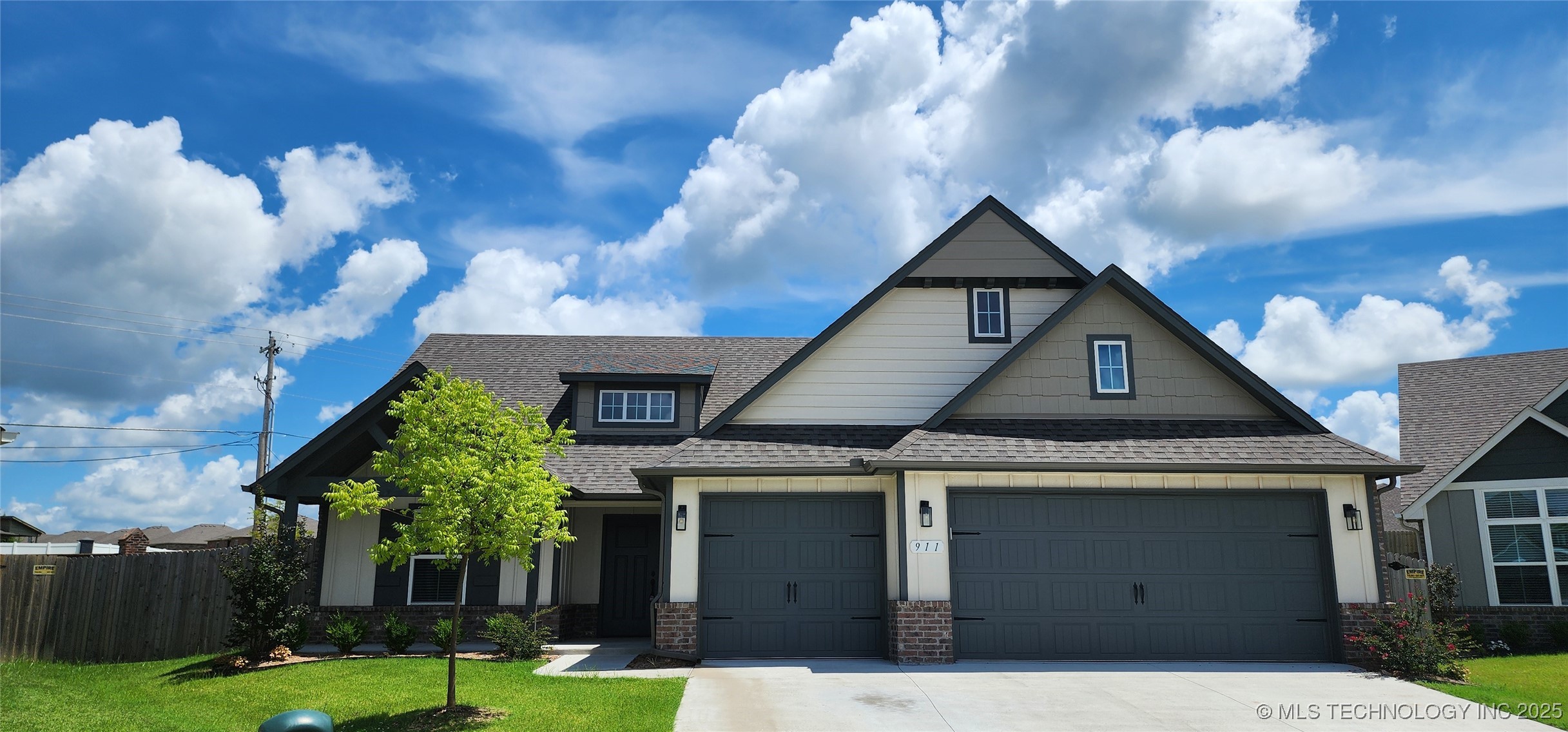 911 E Fulton Court Property Photo 1