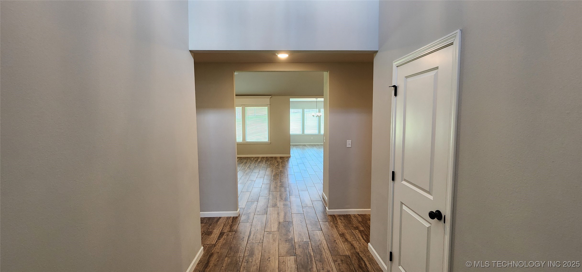 911 E Fulton Court Property Photo 3