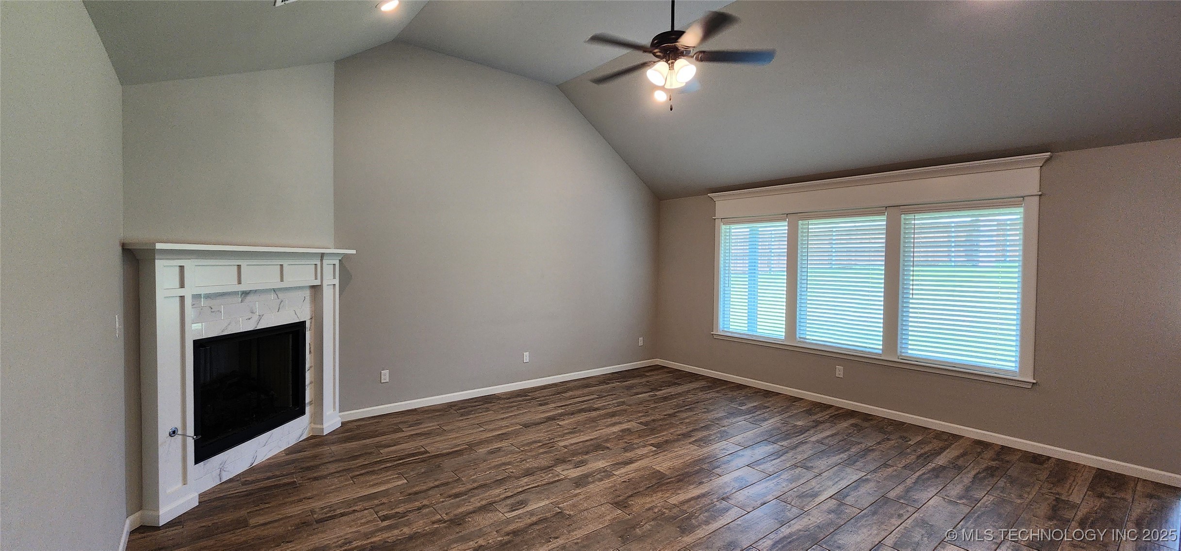 911 E Fulton Court Property Photo 4