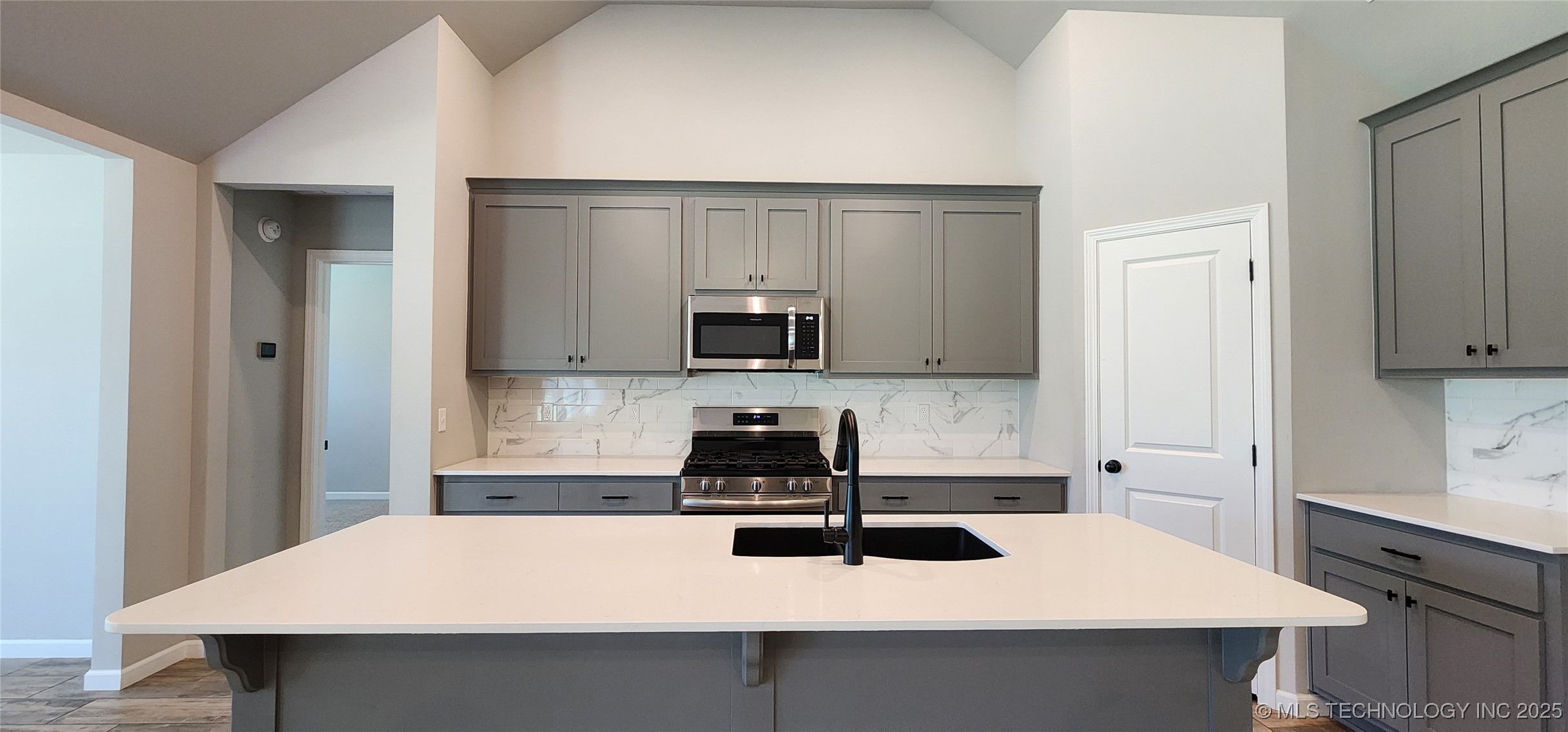 911 E Fulton Court Property Photo 6