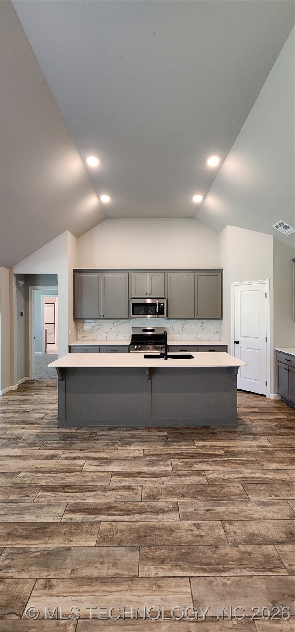 911 E Fulton Court Property Photo 7