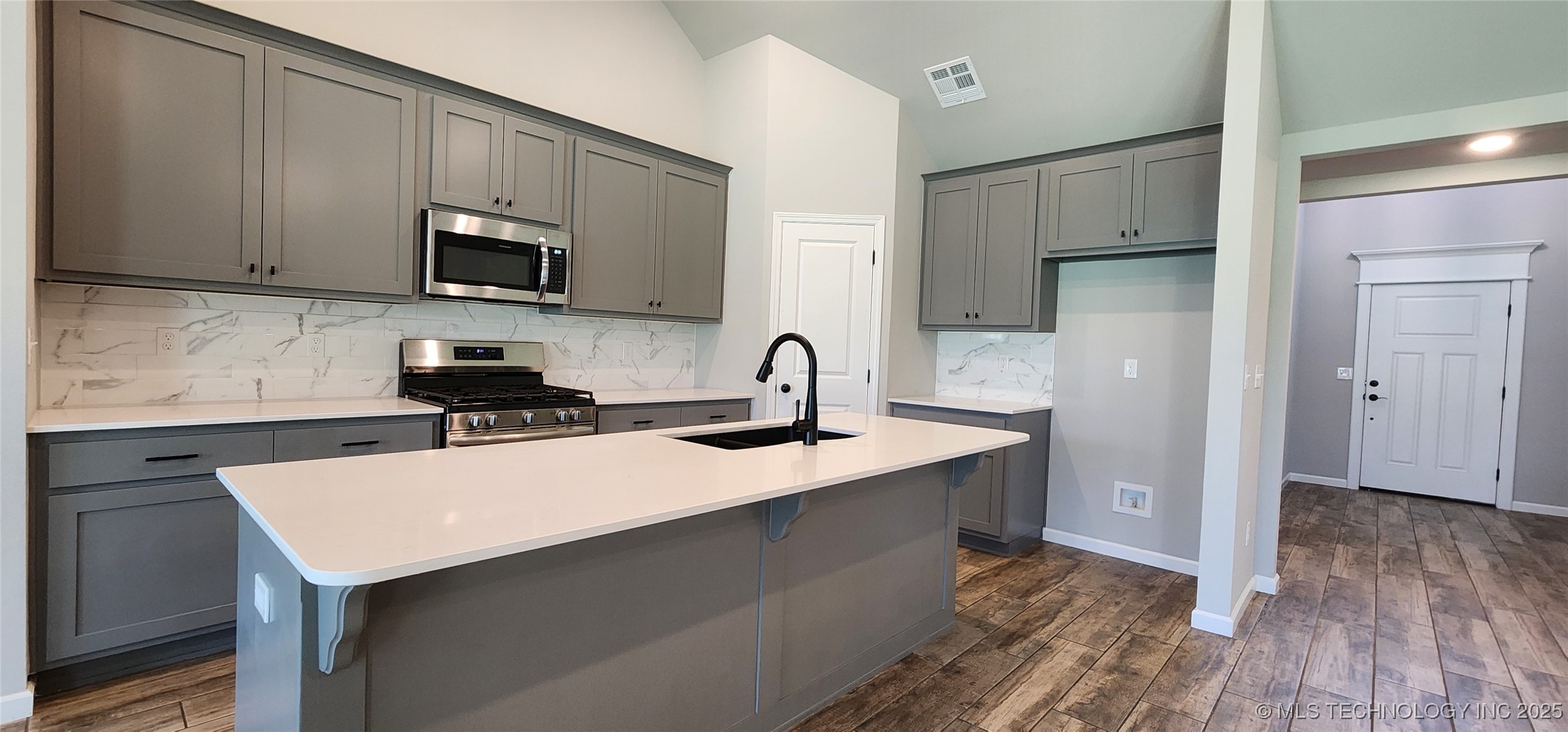 911 E Fulton Court Property Photo 8