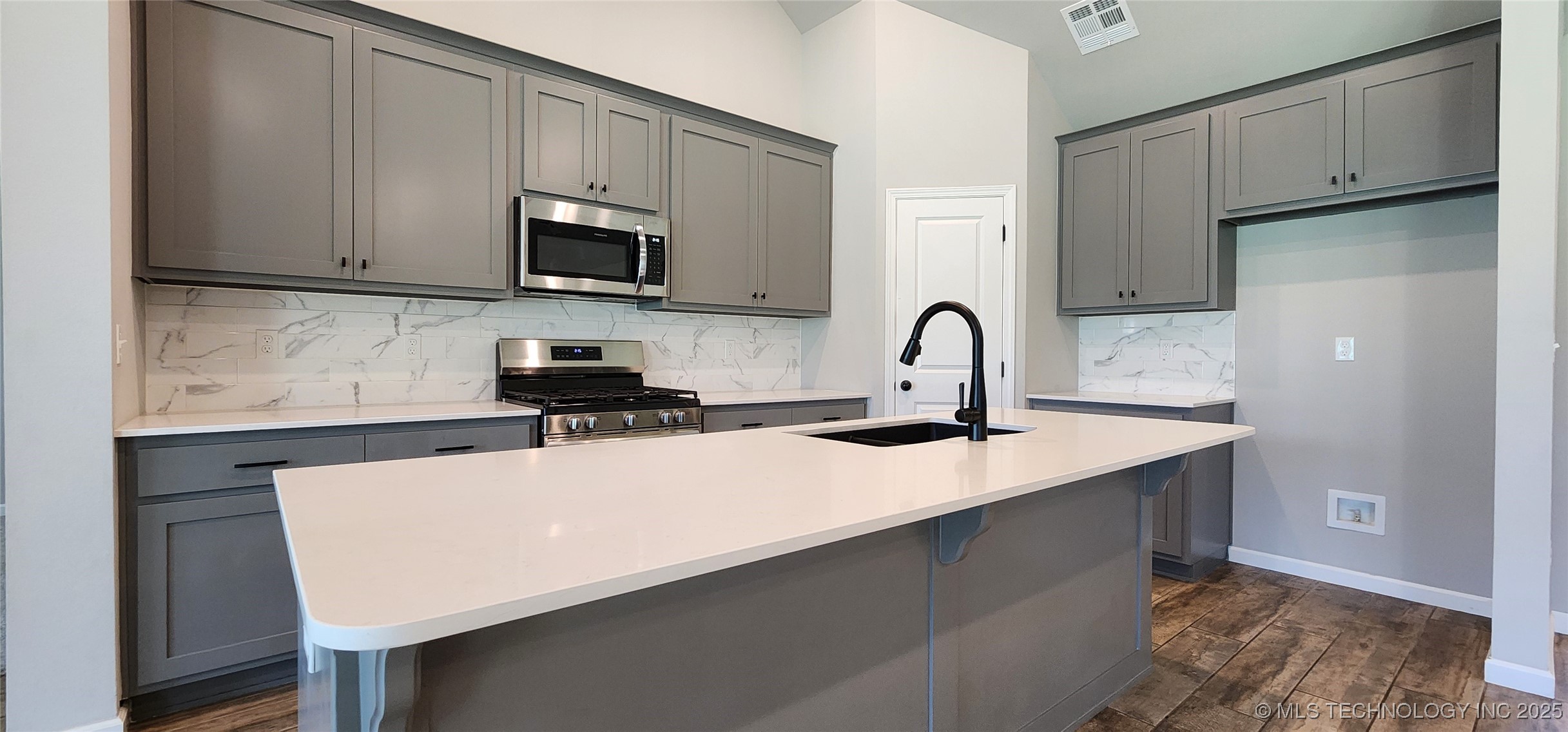 911 E Fulton Court Property Photo 9