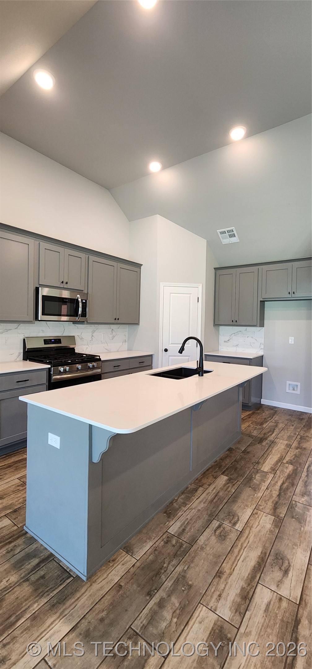 911 E Fulton Court Property Photo 10