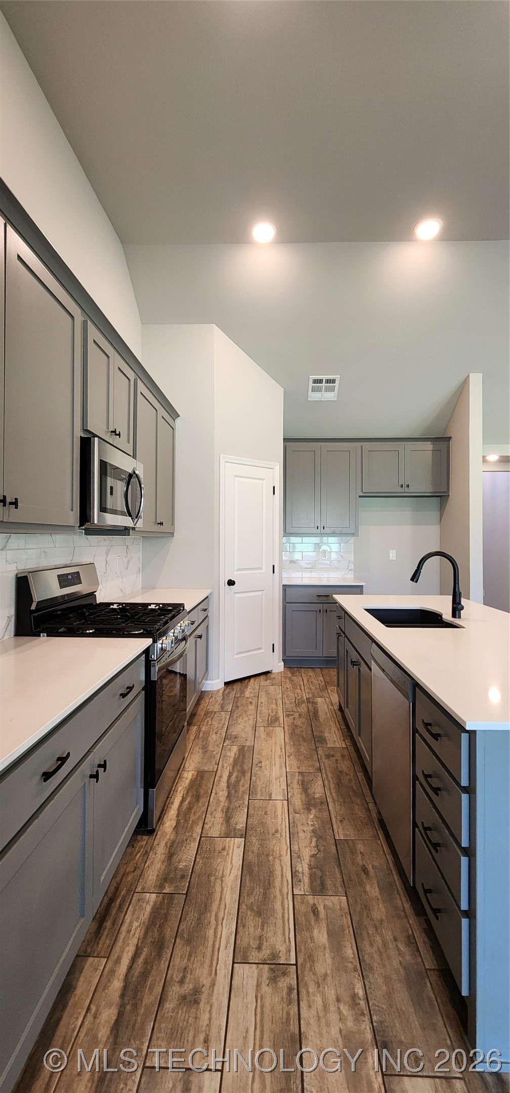 911 E Fulton Court Property Photo 13