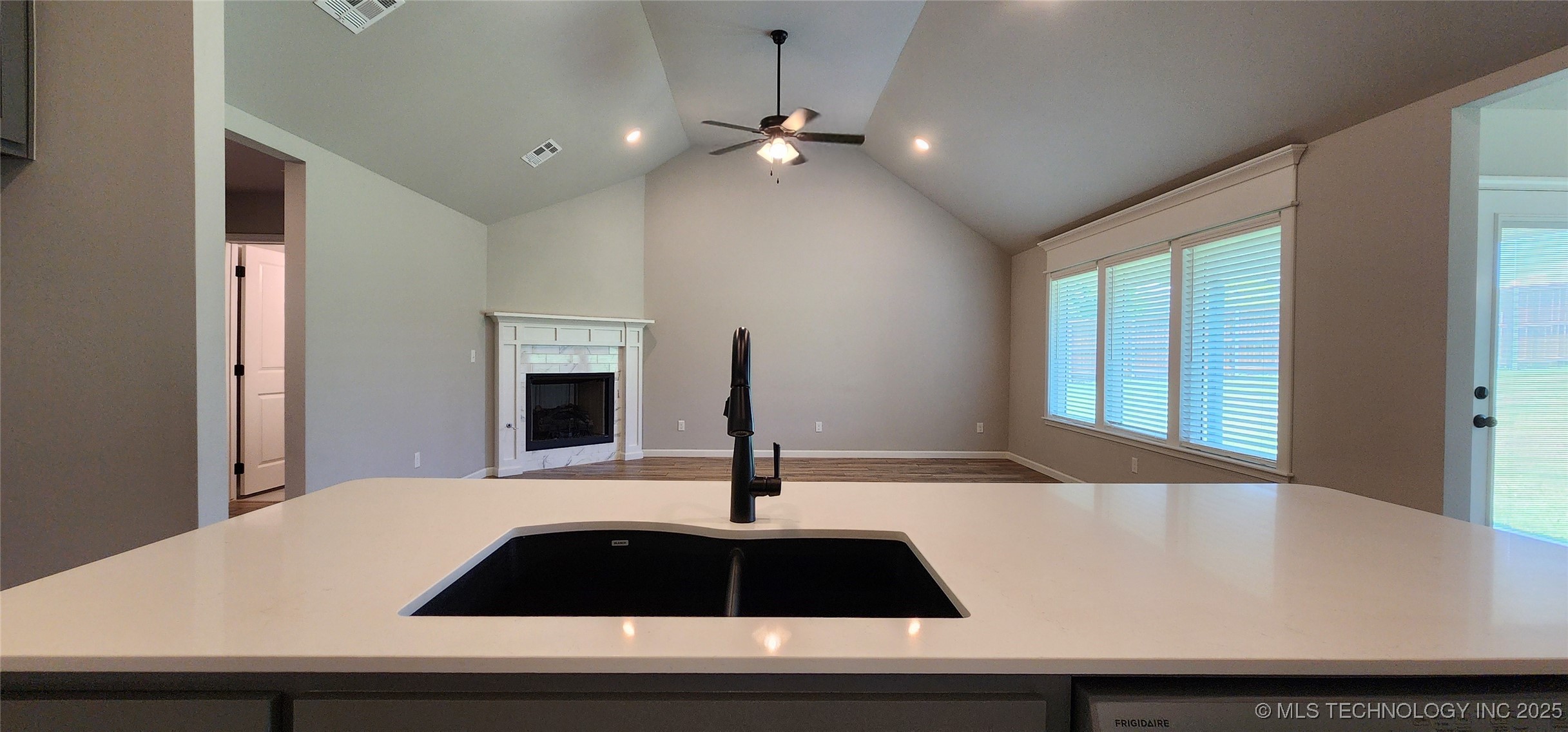 911 E Fulton Court Property Photo 15