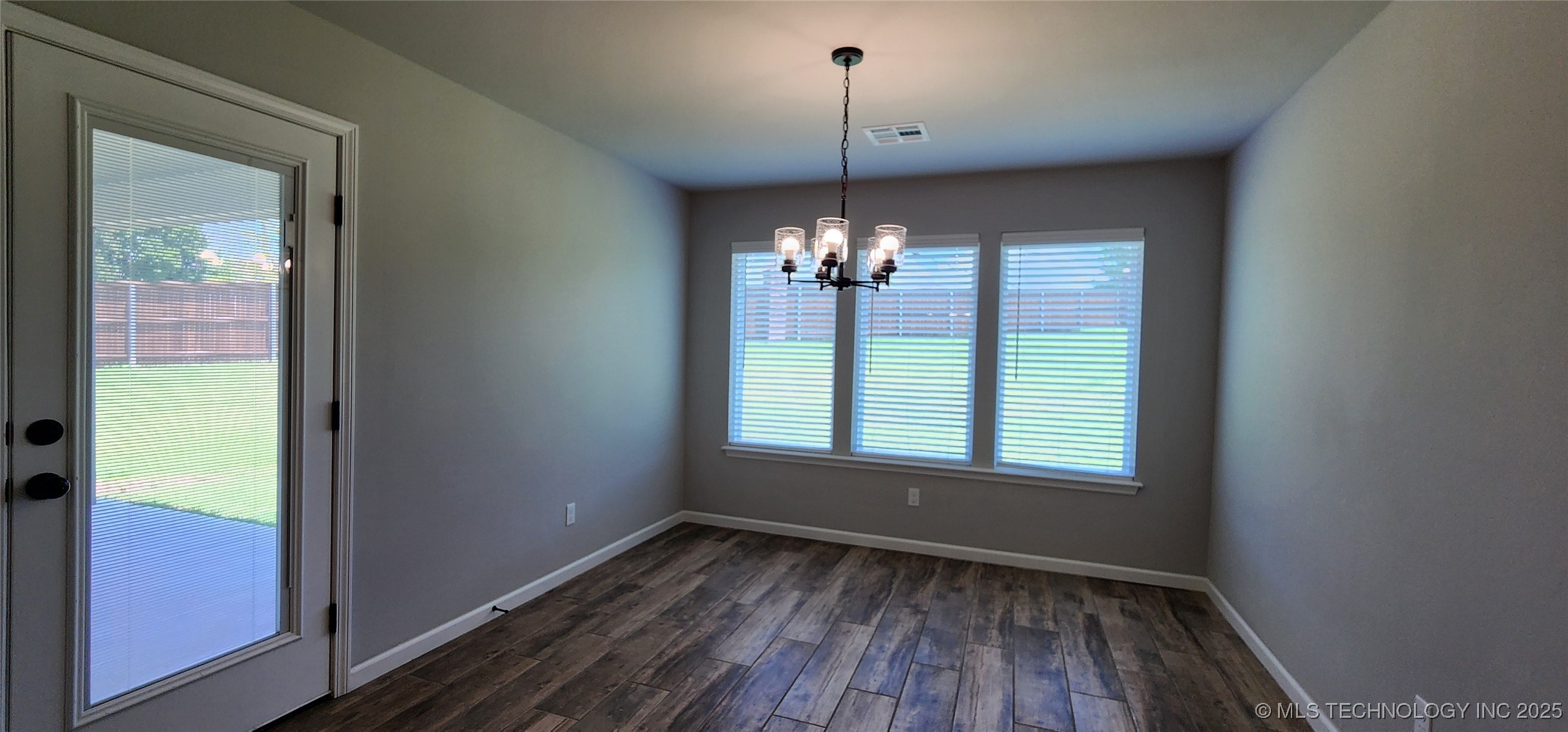 911 E Fulton Court Property Photo 17