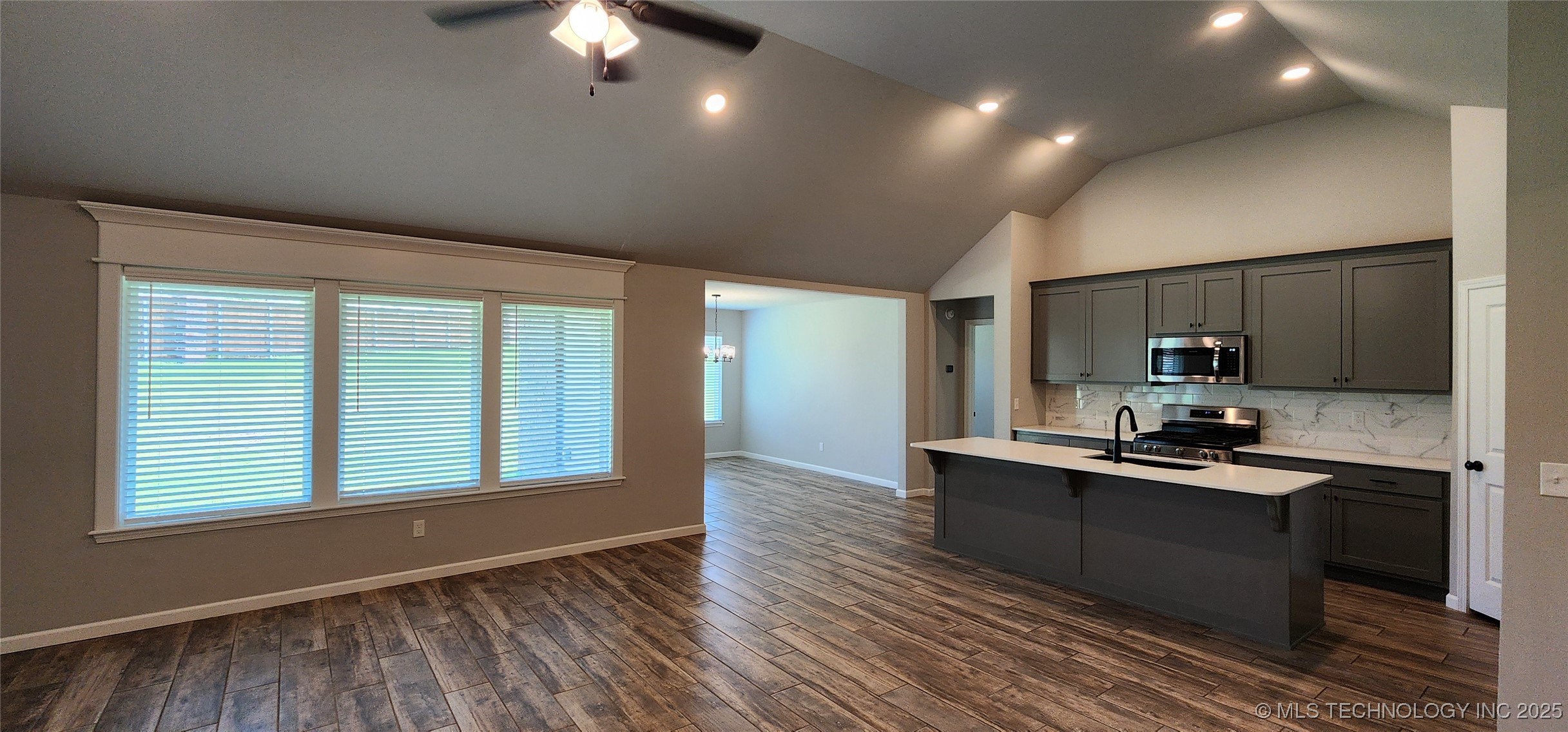 911 E Fulton Court Property Photo 21