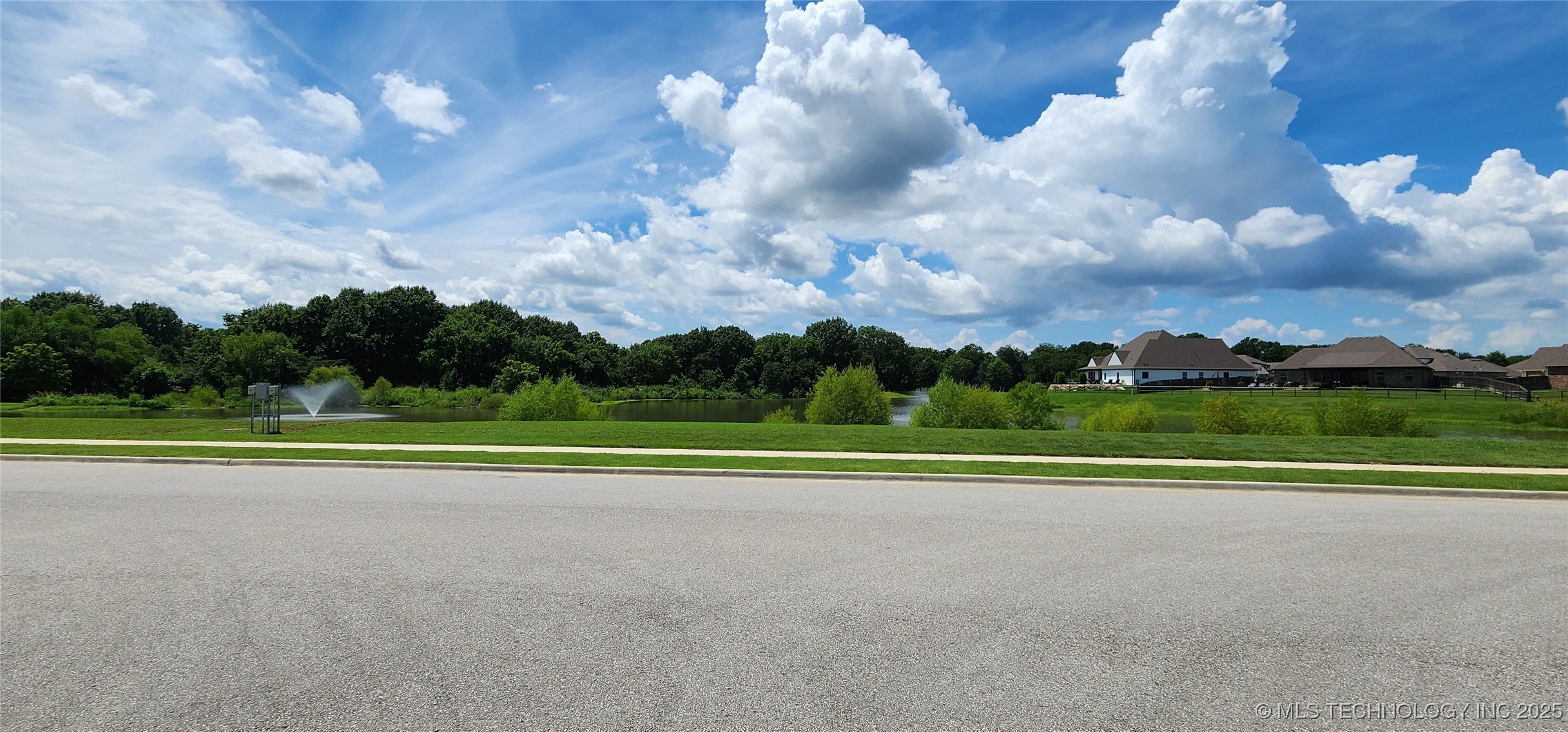 911 E Fulton Court Property Photo 43