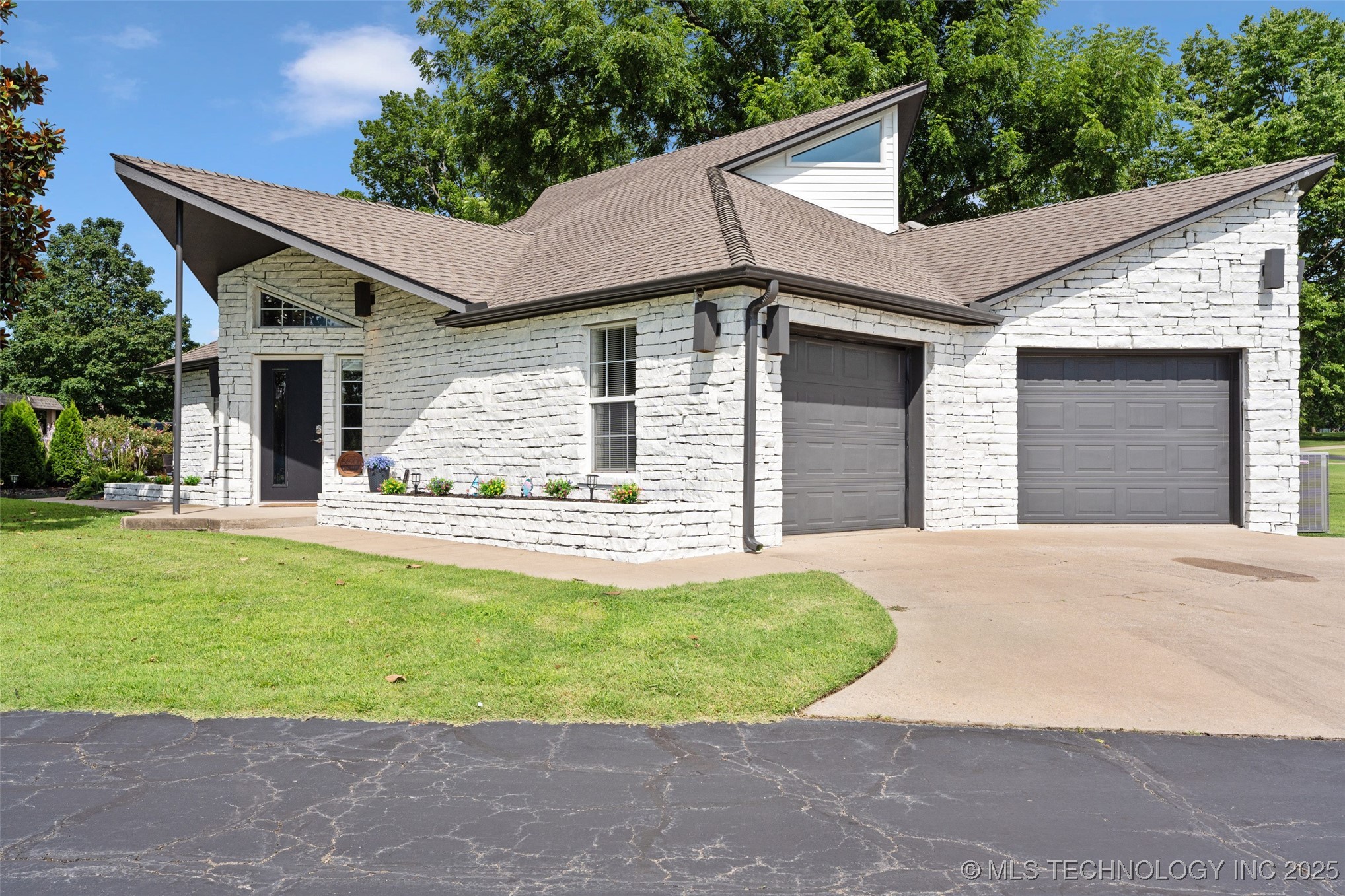 56901 E Walnut Property Photo 1