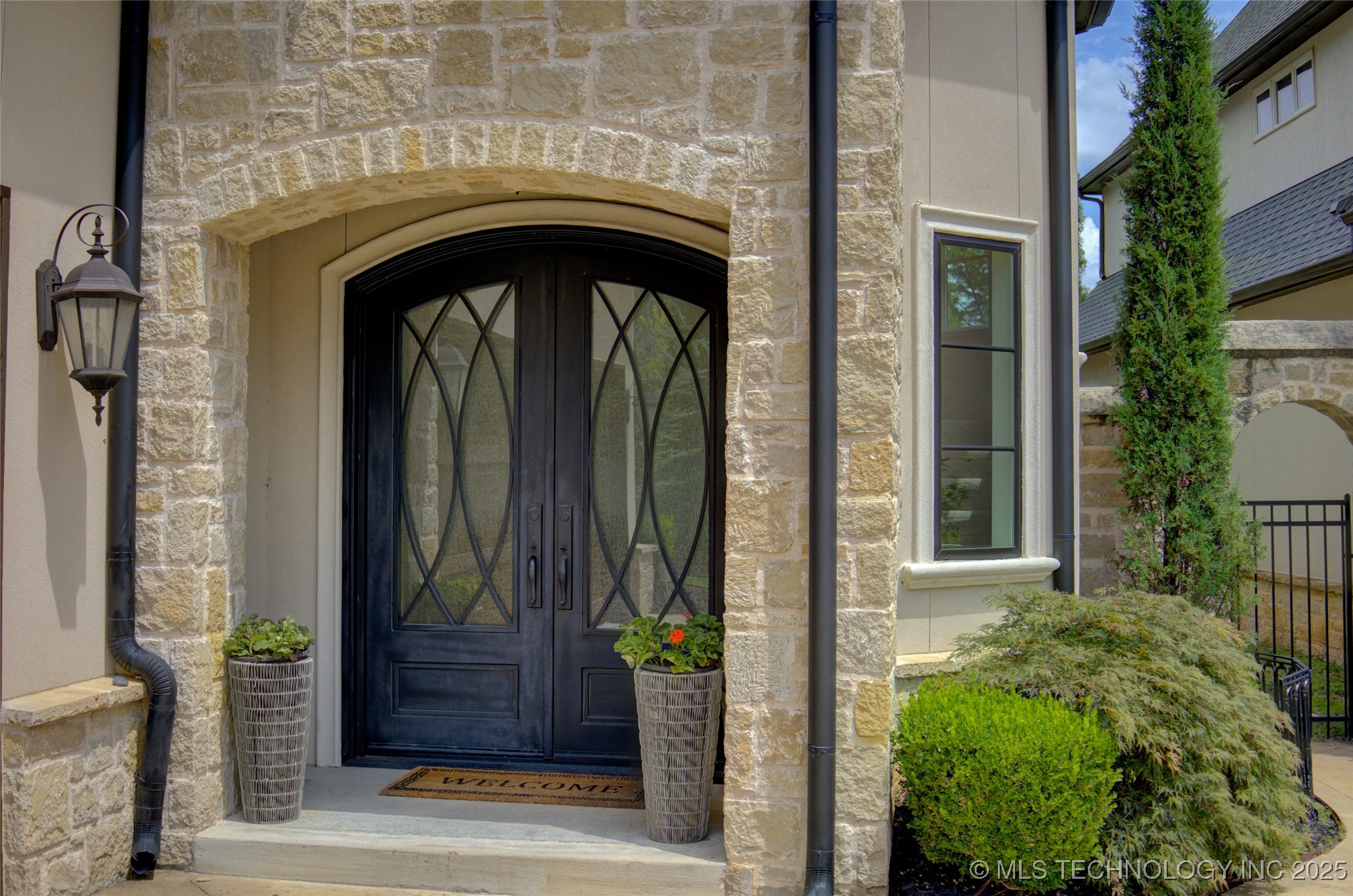 4401 S Yellow Pine Avenue Property Photo 2