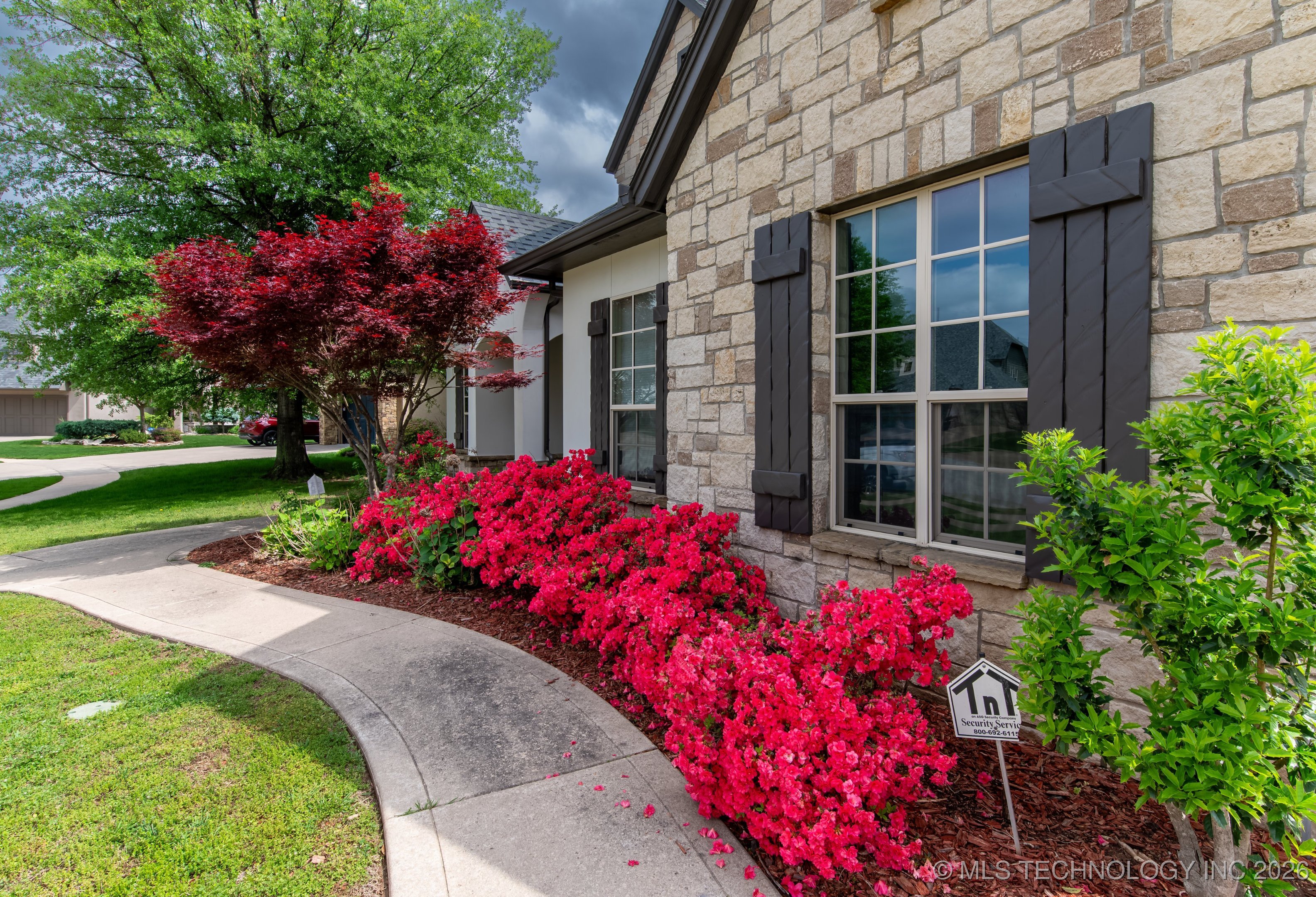 6009 W Utica Circle Property Photo 2