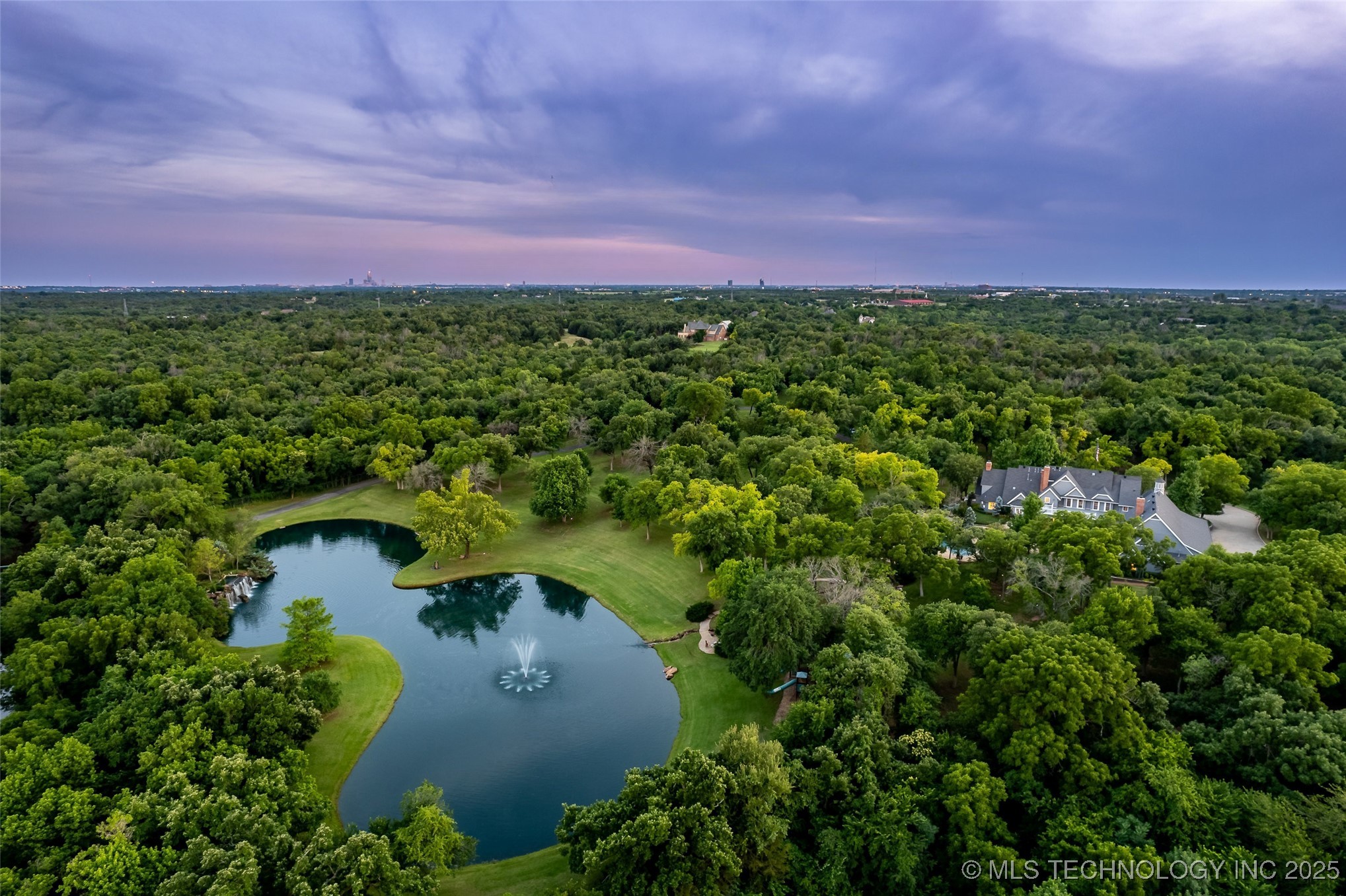 2701 Twin Creek Drive Property Photo 3
