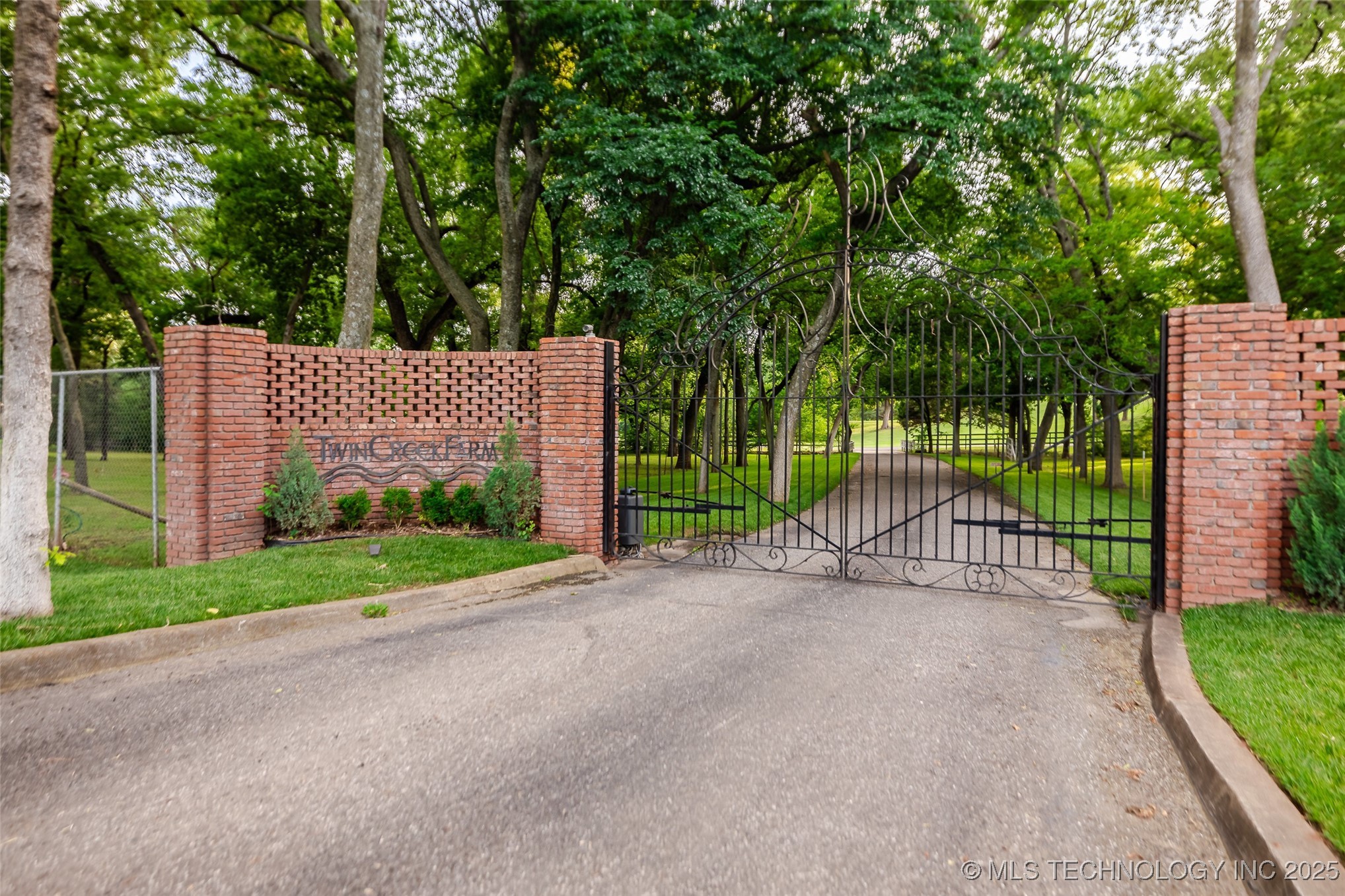 2701 Twin Creek Drive Property Photo 7