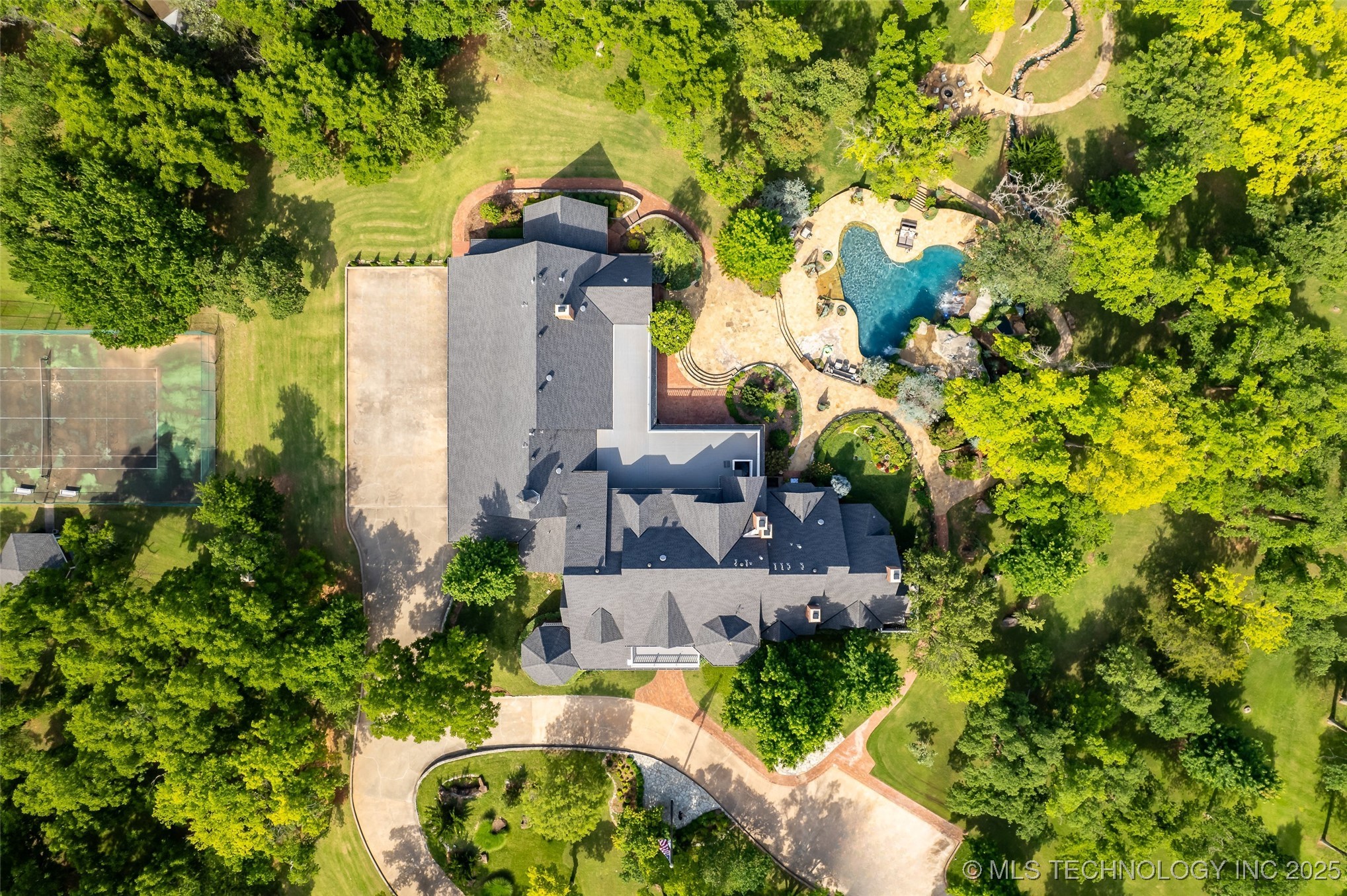 2701 Twin Creek Drive Property Photo 11