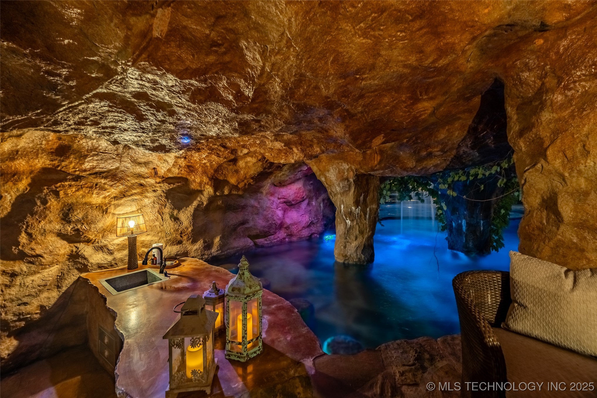 2701 Twin Creek Drive Property Photo 40