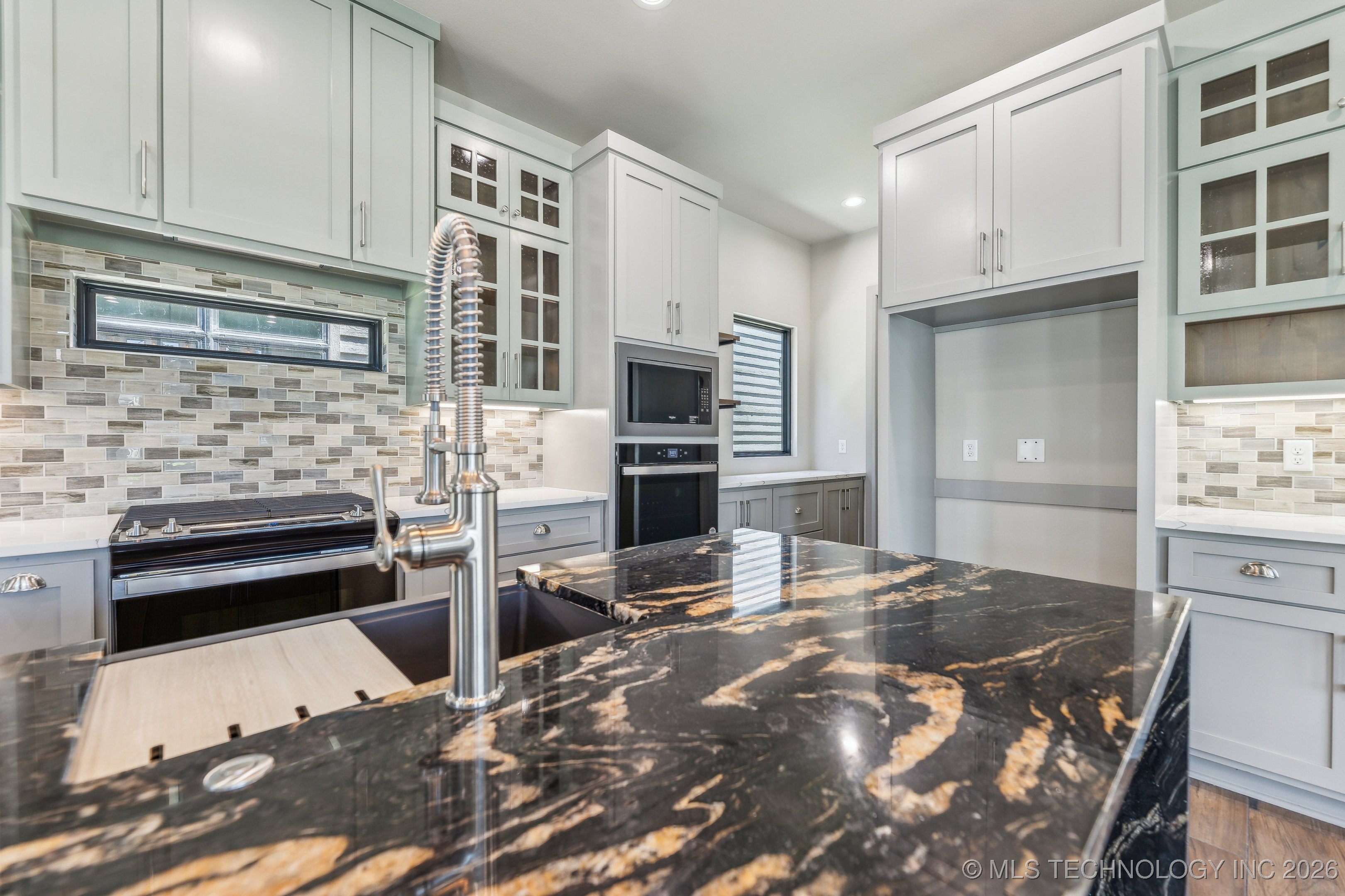 421 W Ft Worth Street Property Photo 16