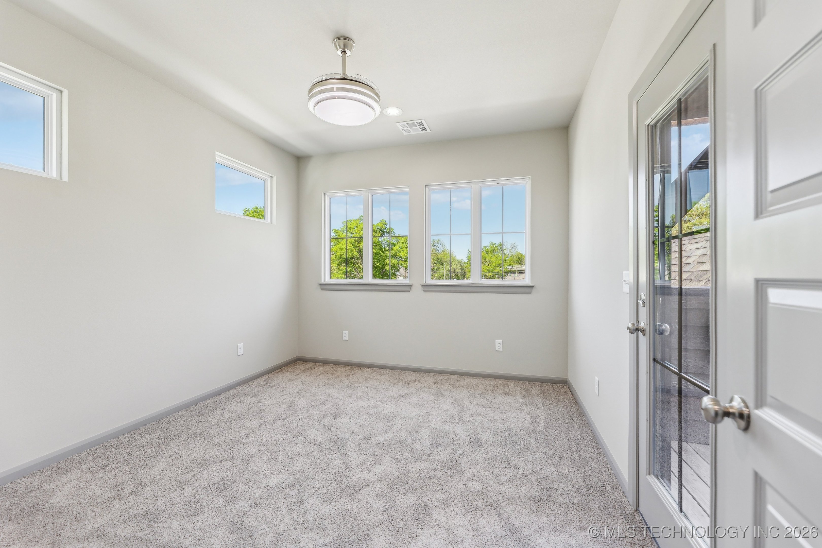 421 W Ft Worth Street Property Photo 34