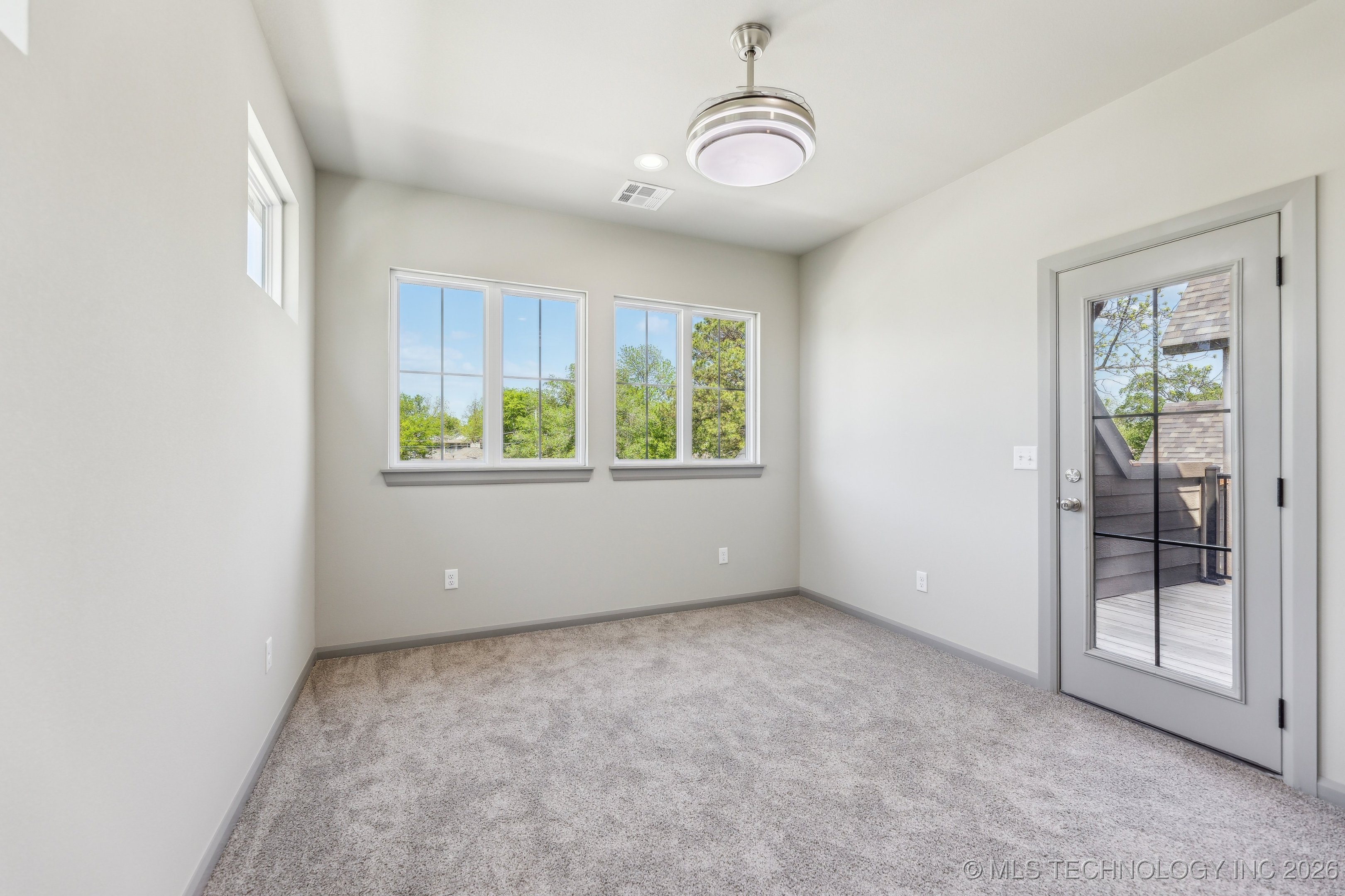 421 W Ft Worth Street Property Photo 35