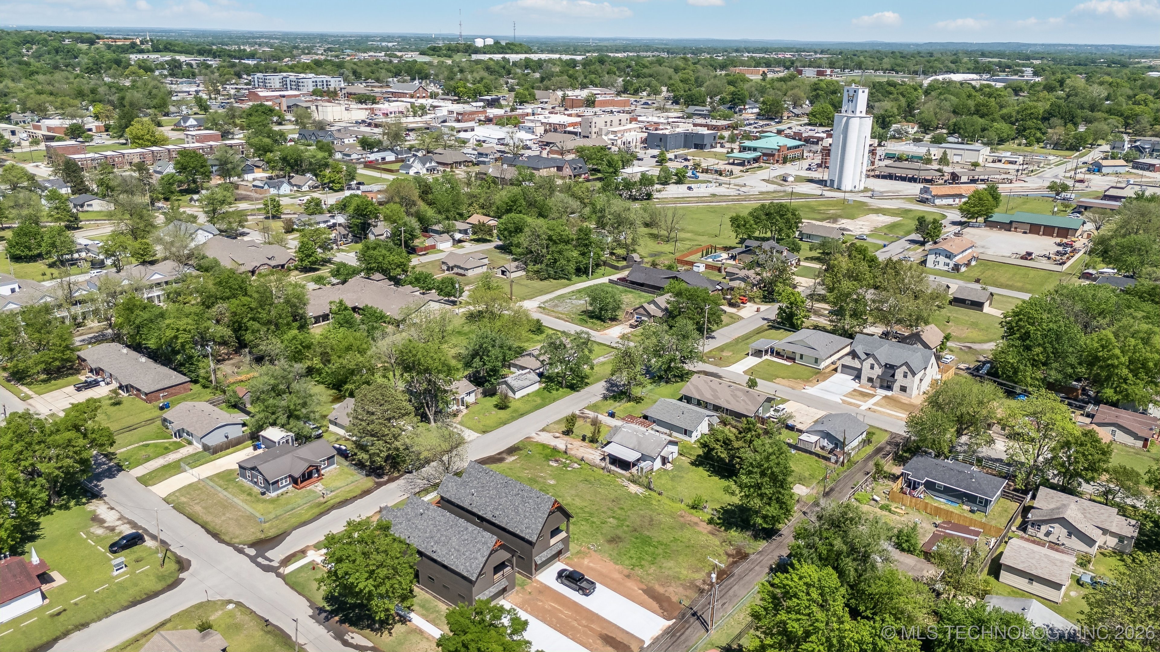421 W Ft Worth Street Property Photo 42