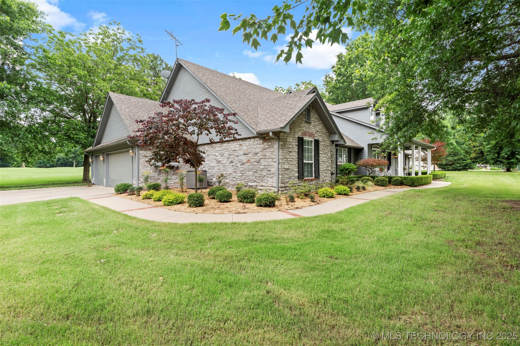 5070 Lake Breeze Road Property Photo 4