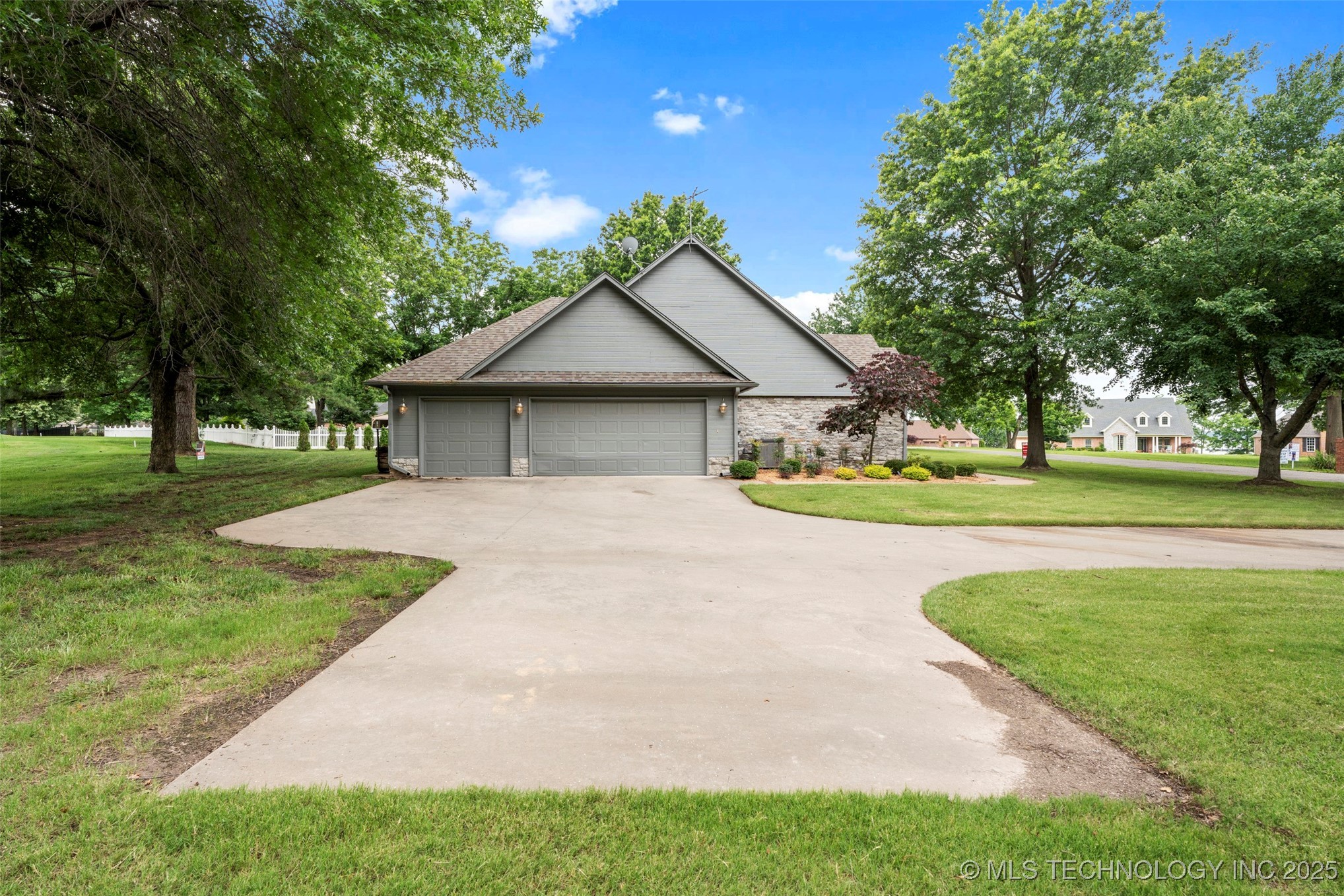 5070 Lake Breeze Road Property Photo 5